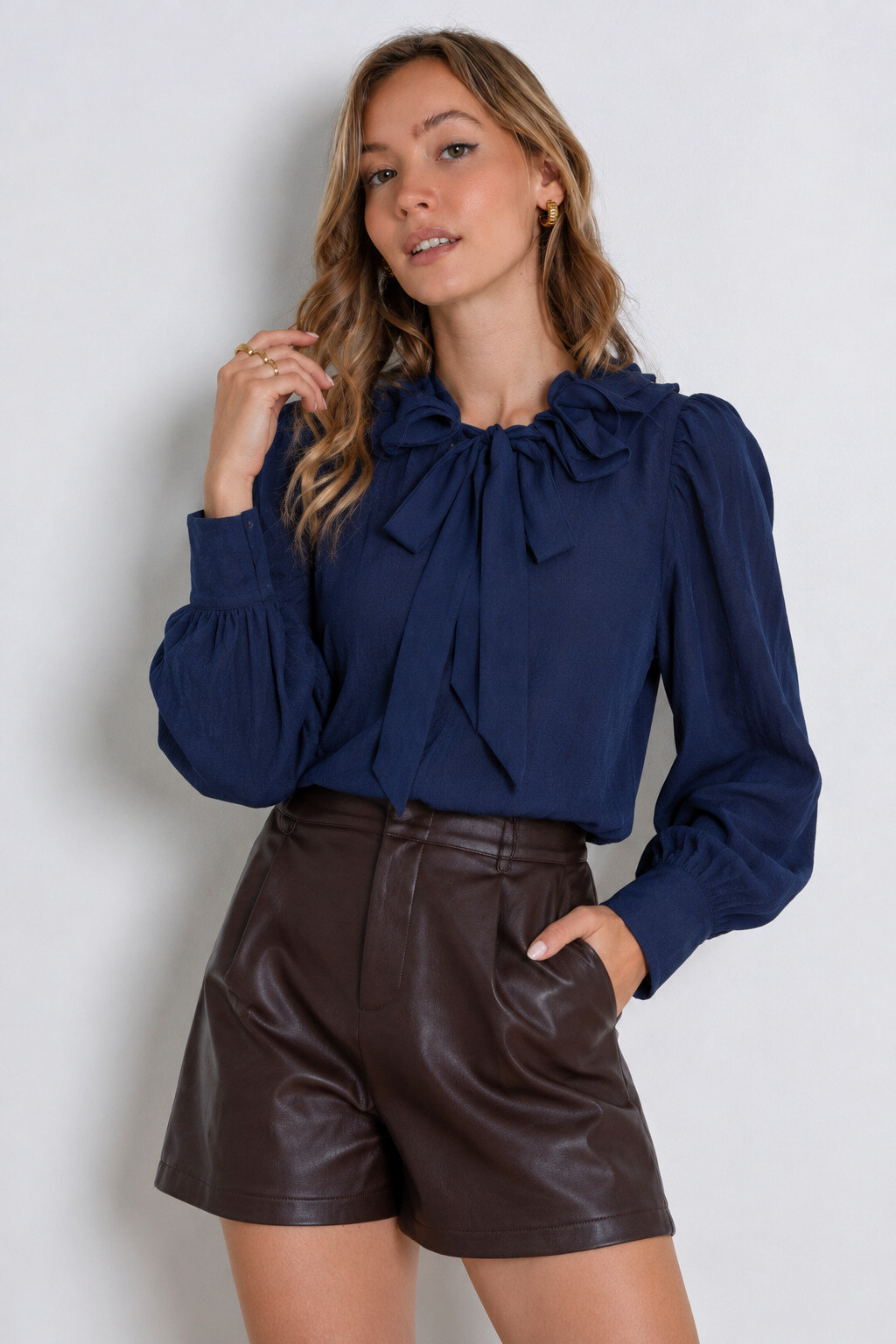 Grossista ELLI WHITE - Blusa con volant e colletto lavallière
