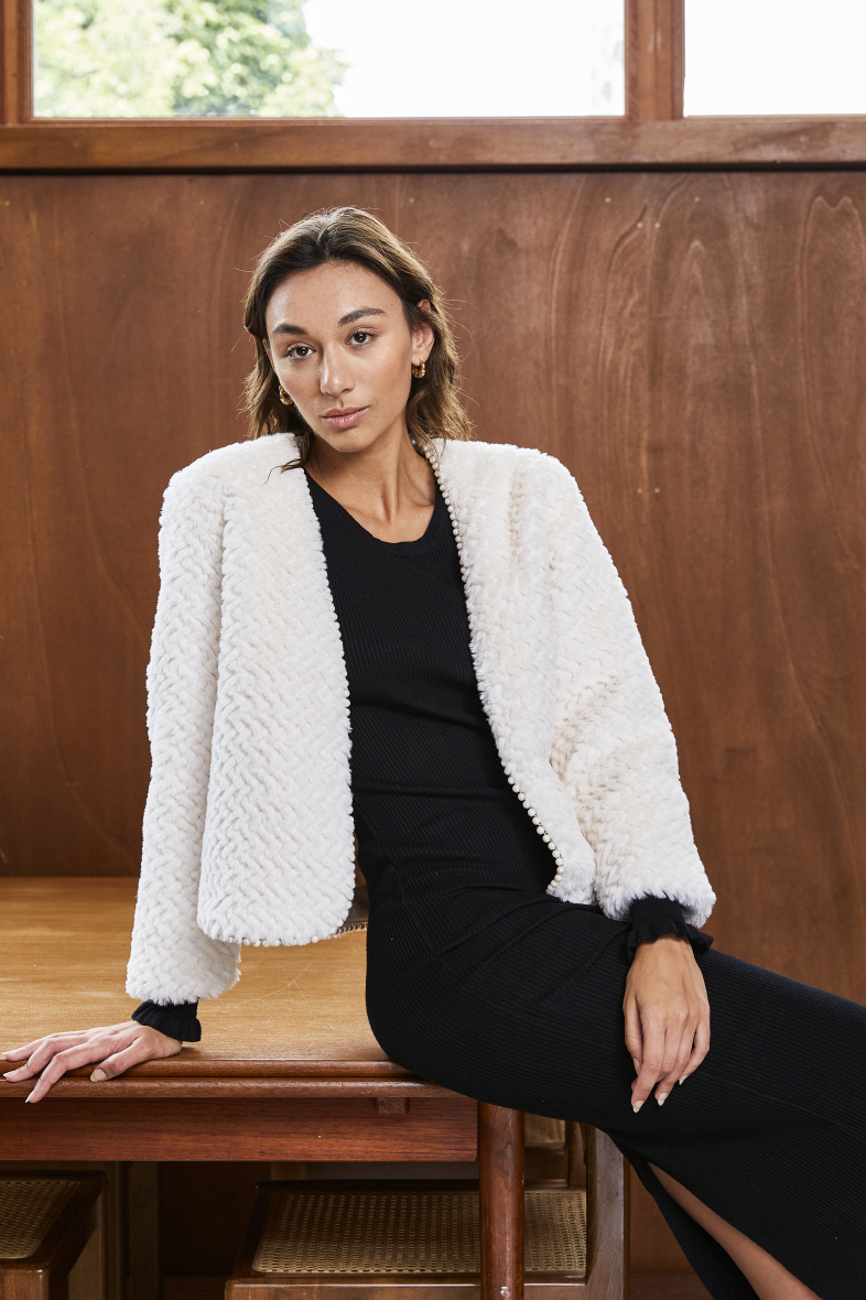 Grossiste ELLI WHITE - Veste en poils texturés avec liseré en perles