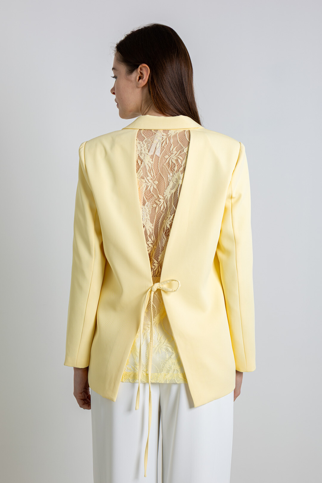 Grossiste ELLI WHITE - Veste Blazer avec dentelles à l'arrière