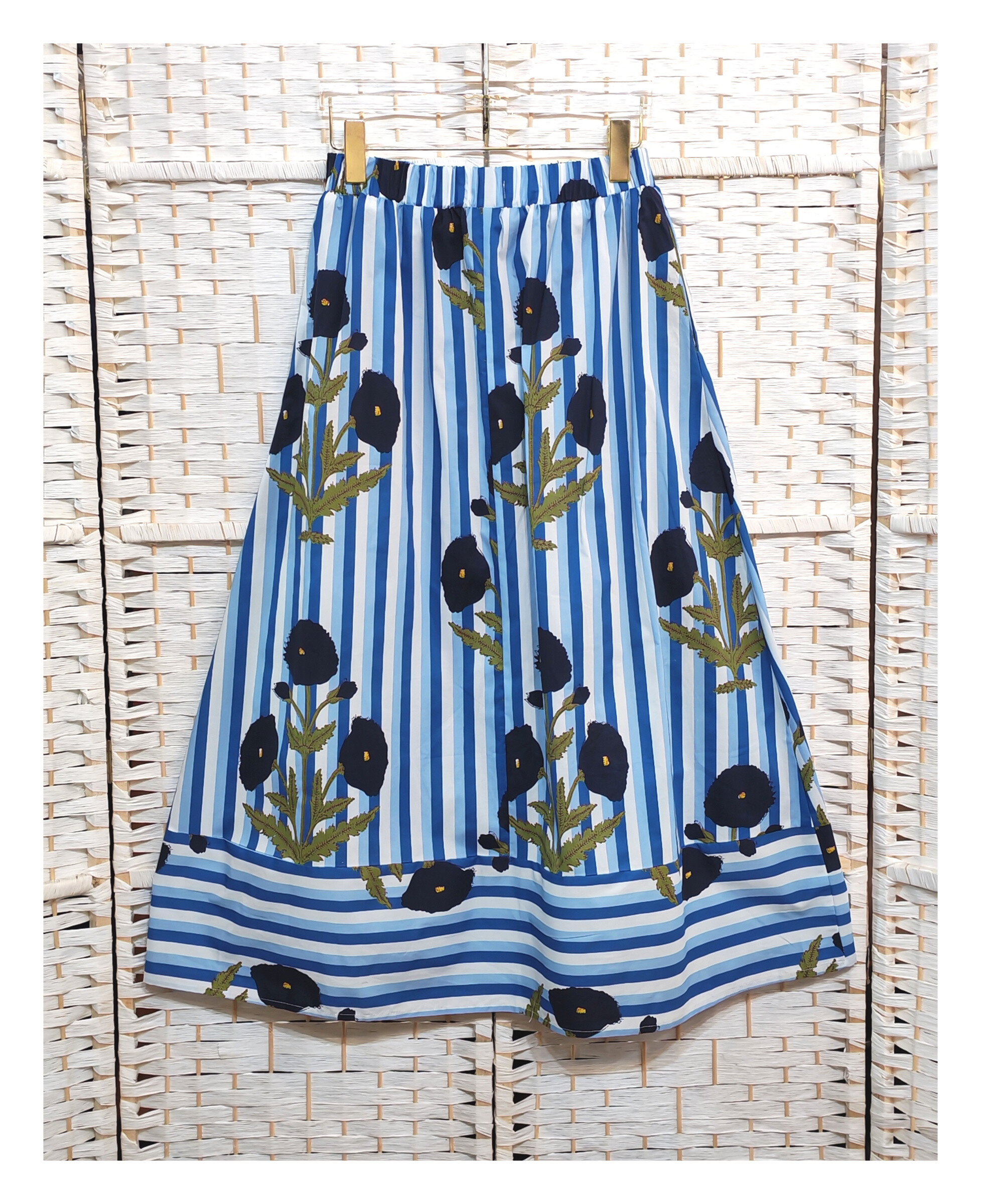 Grossiste Emi Jo - JUPE FLEURI FOND A RAYURE BLEUE