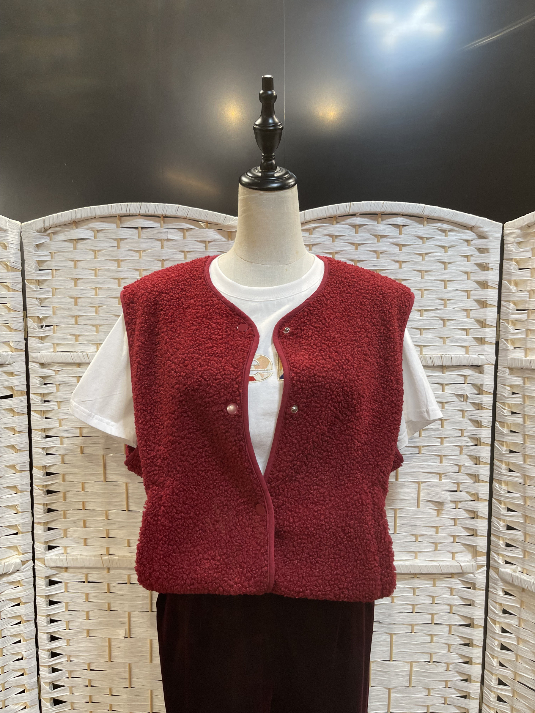 Grossiste Emi Jo - VESTE FEMME HOKTOWN Pièce iconique du vestiaire, la veste sans manches Hoktown séduit par sa texture douce à l’effet shearling