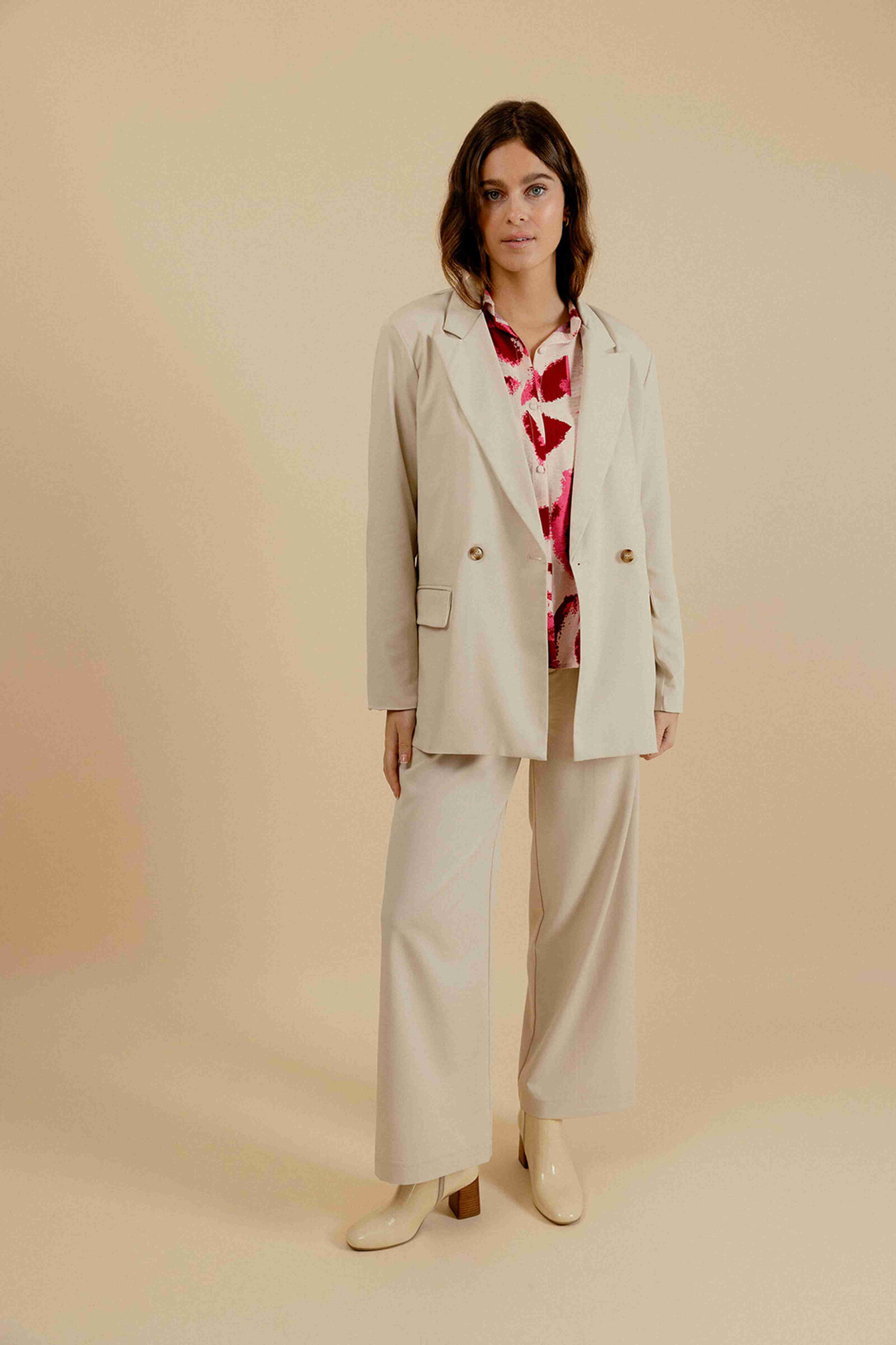 Wholesaler EMILIE K PRET A PORTER - United beige blazer, fluid cut and structured shoulder.