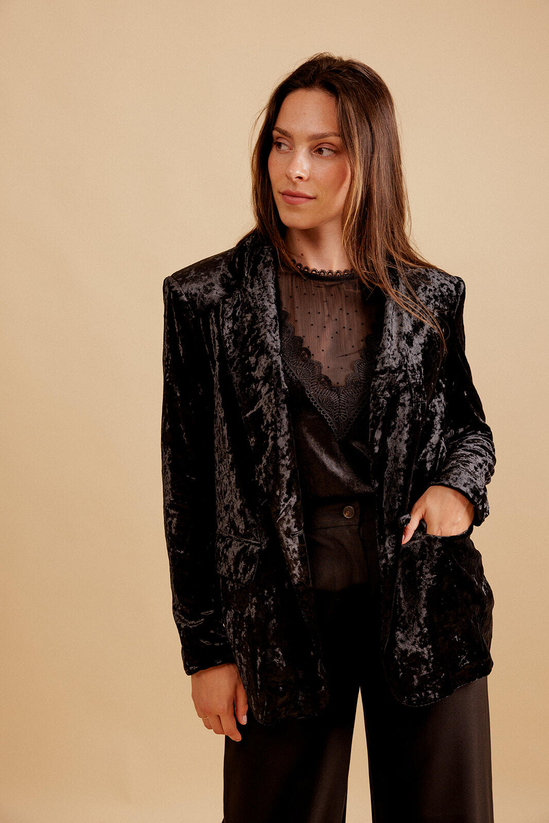 Wholesaler EMILIE K PRET A PORTER - LEOPAULE blazer in burgundy velvet with a shiny finish