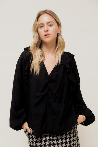 Grossista EMILIE K PRET A PORTER - RÉLISSE - Blusa Romantica con Volant a Cascata Grossista EMILIE K PRET A PORTER - RÉLISSE - Blusa Romantica con Volant a Cascata