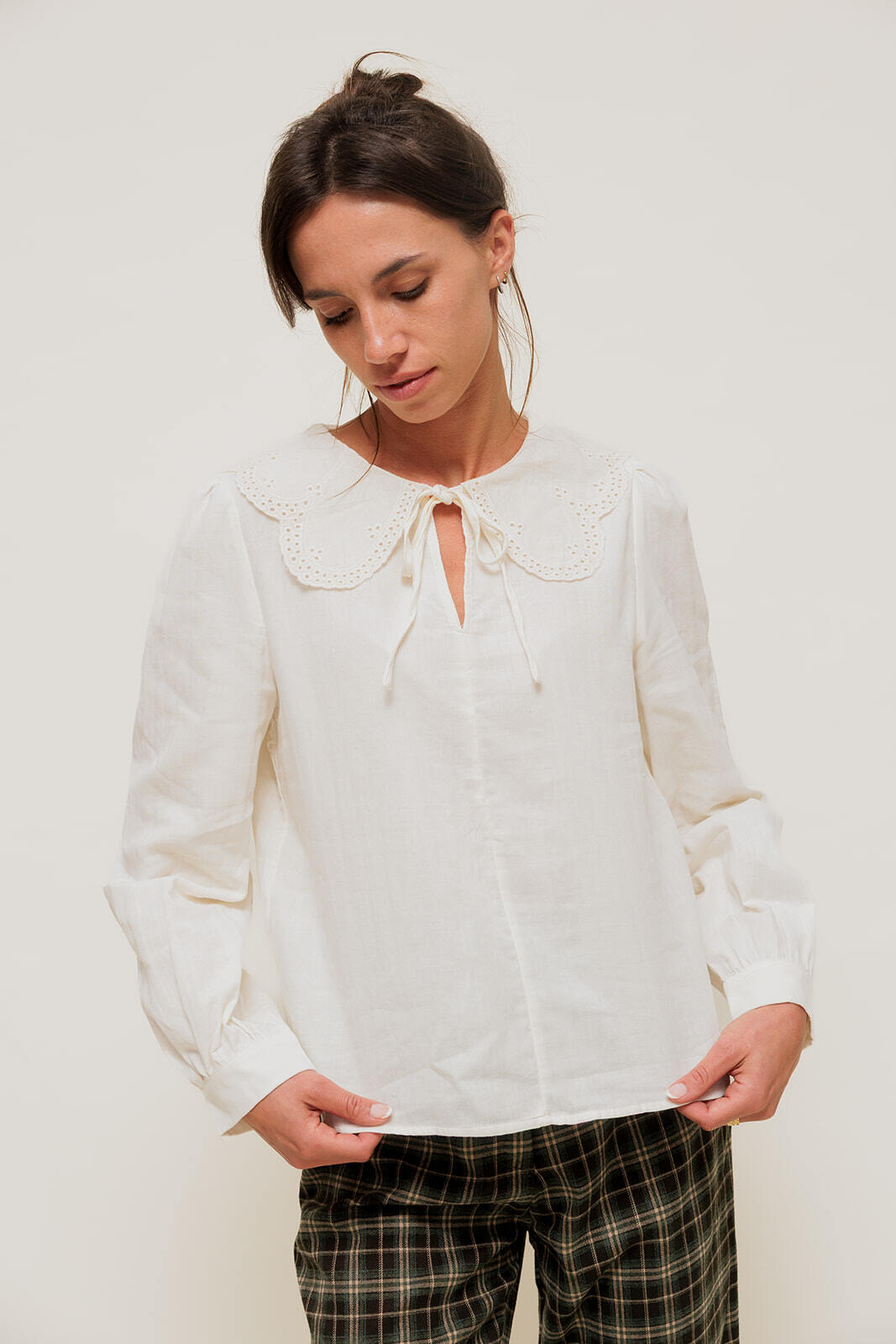 Grossiste EMILIE K PRET A PORTER - CORISANDE - Blouse Unie à Grand Col Brodé