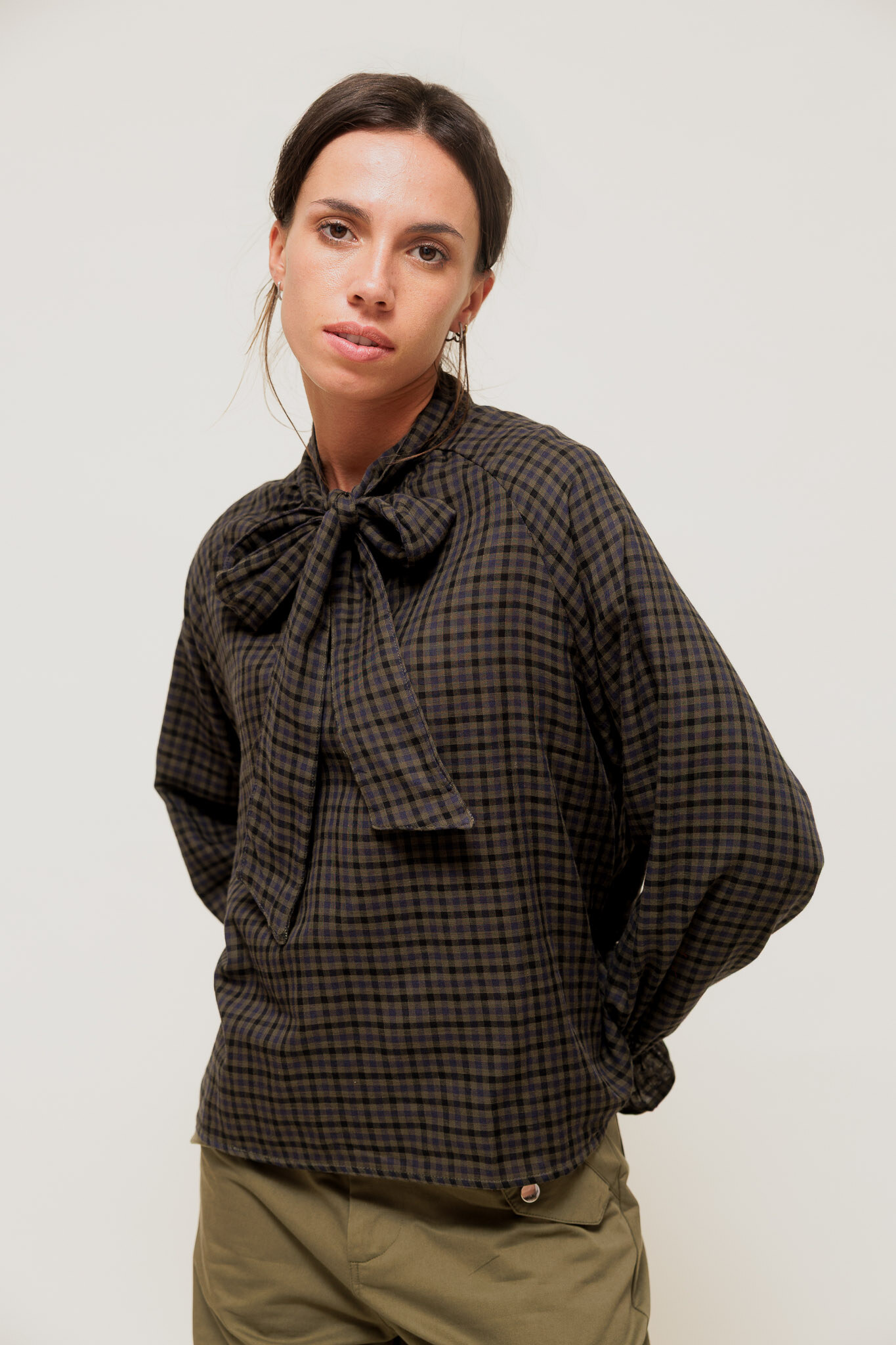 Grossiste EMILIE K PRET A PORTER - GÉLIANE -  Blouse à Carreaux et Col à Nouer