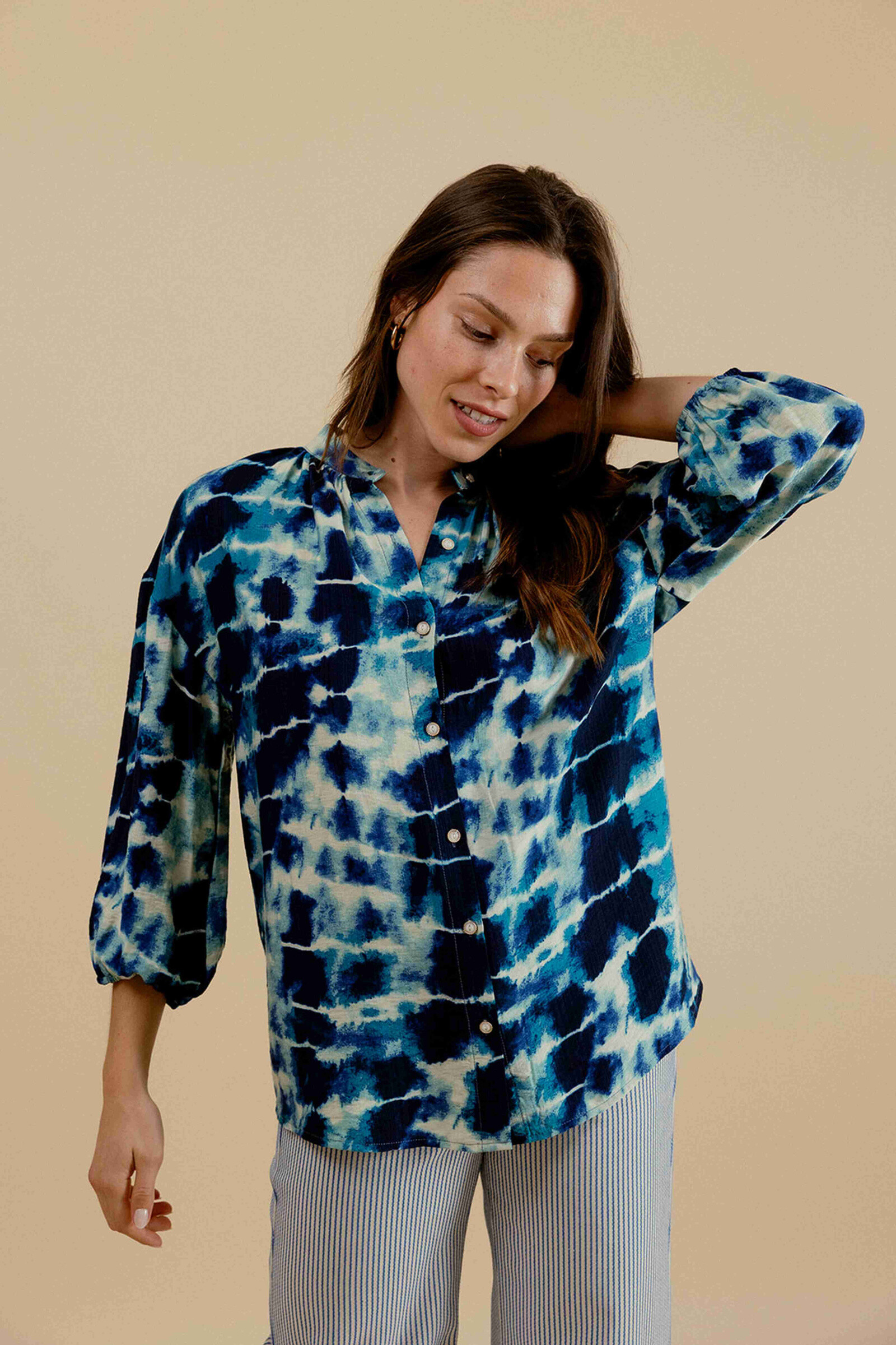 Wholesaler EMILIE K PRET A PORTER - Fluid blouse with blue print, round neck, 3/4 ball sleeves