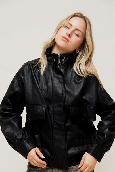 Grossista EMILIE K PRET A PORTER - AMORIA - Giacca Bomber in Ecopelle Grossista EMILIE K PRET A PORTER - AMORIA - Giacca Bomber in Ecopelle