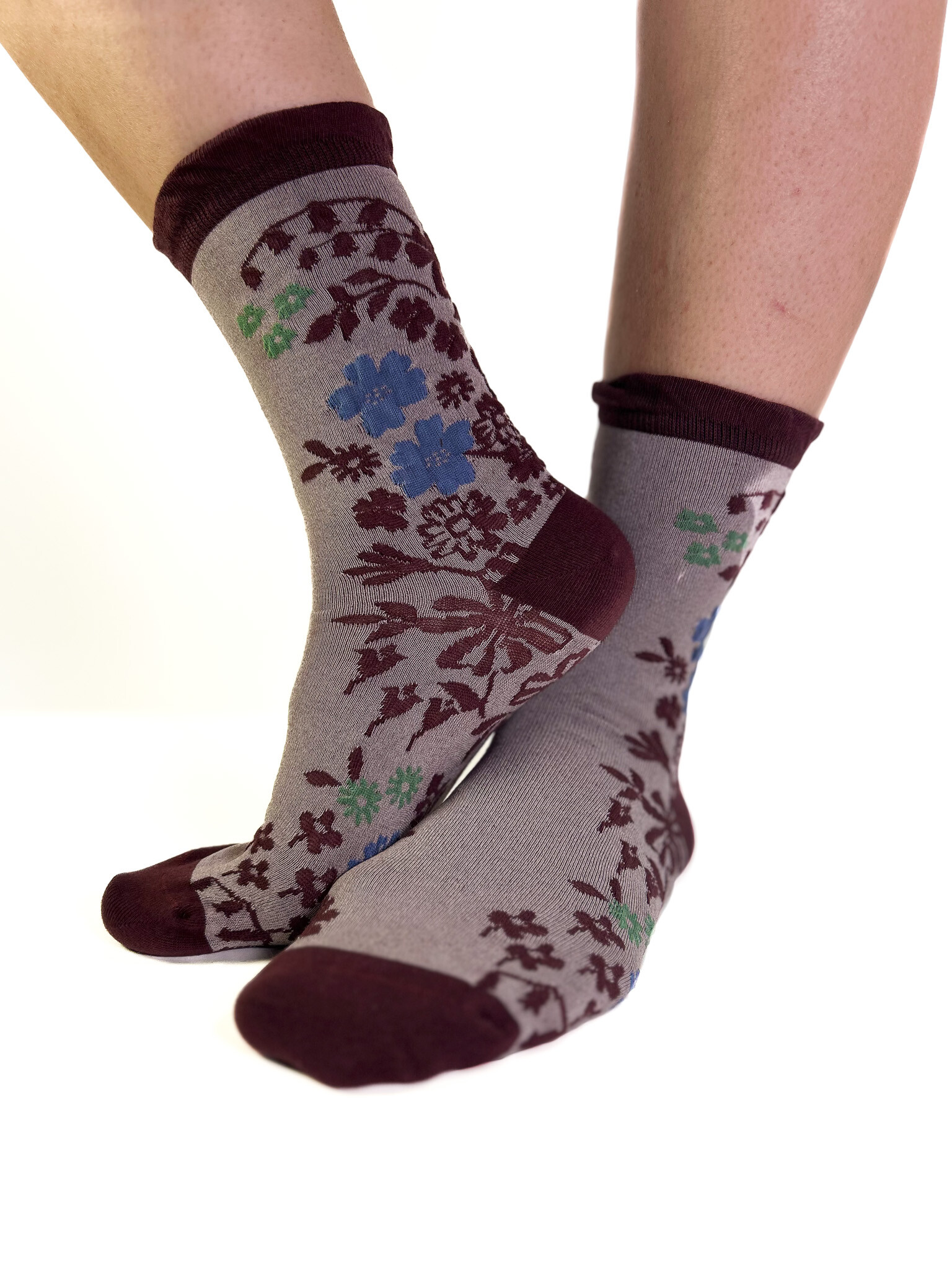 Grossiste EMILIE K PRET A PORTER - GLYCINE - Chaussettes Violettes à Frise Florale Poétique