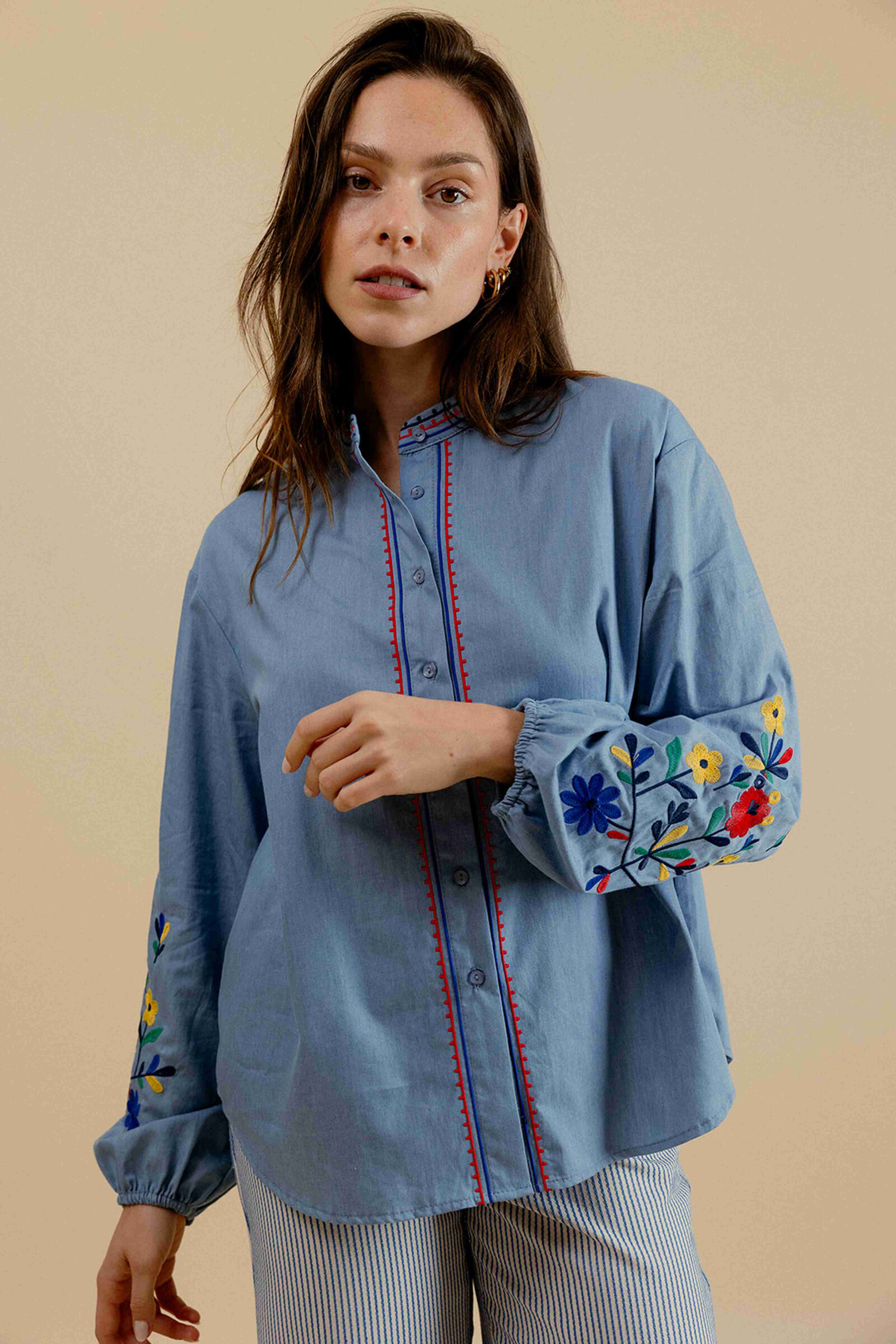 Wholesaler EMILIE K PRET A PORTER - Buttoned shirt with embroidered puffy sleeves.