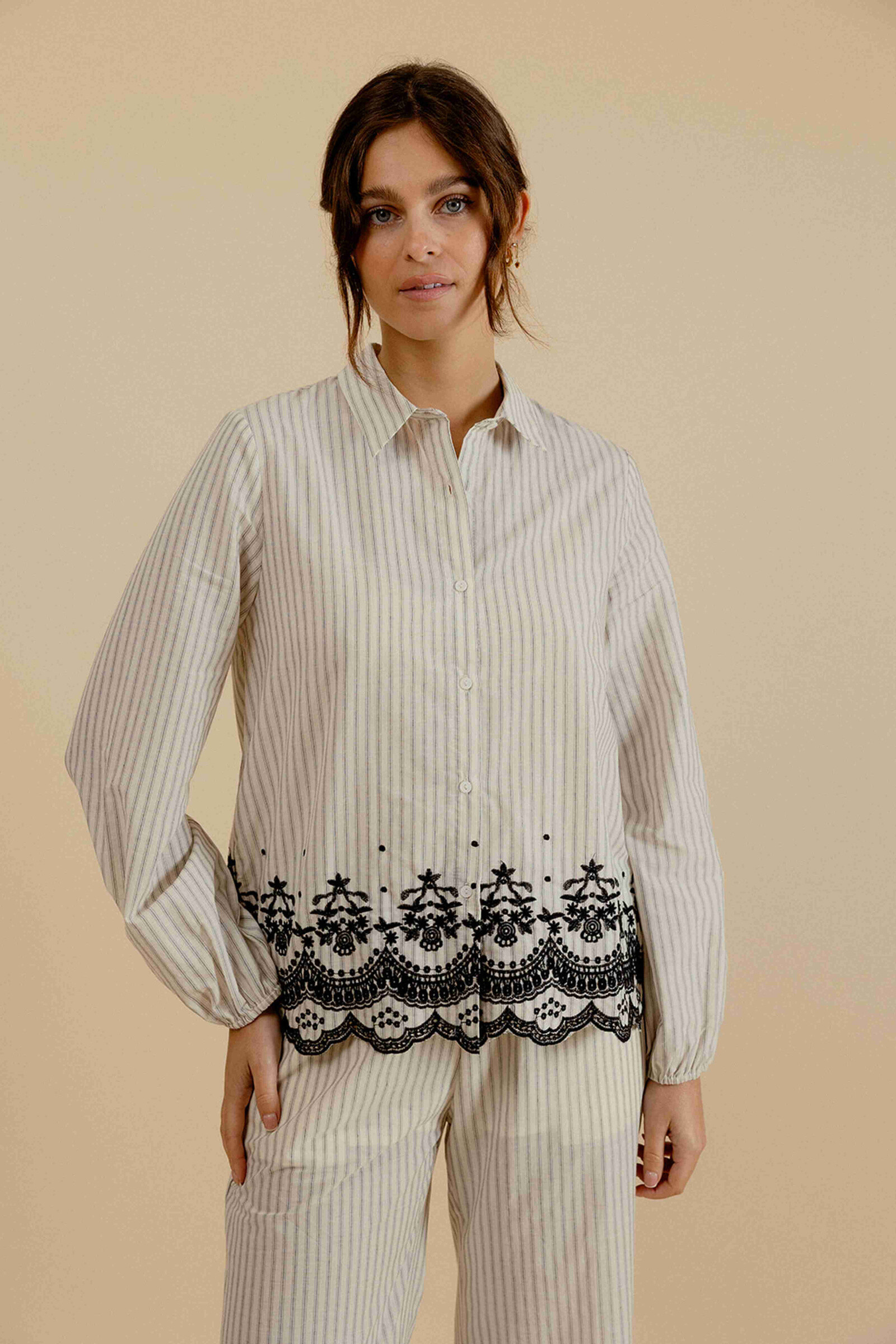 Wholesaler EMILIE K PRET A PORTER - Striped shirt with black embroidery on the bottom, long sleeves.