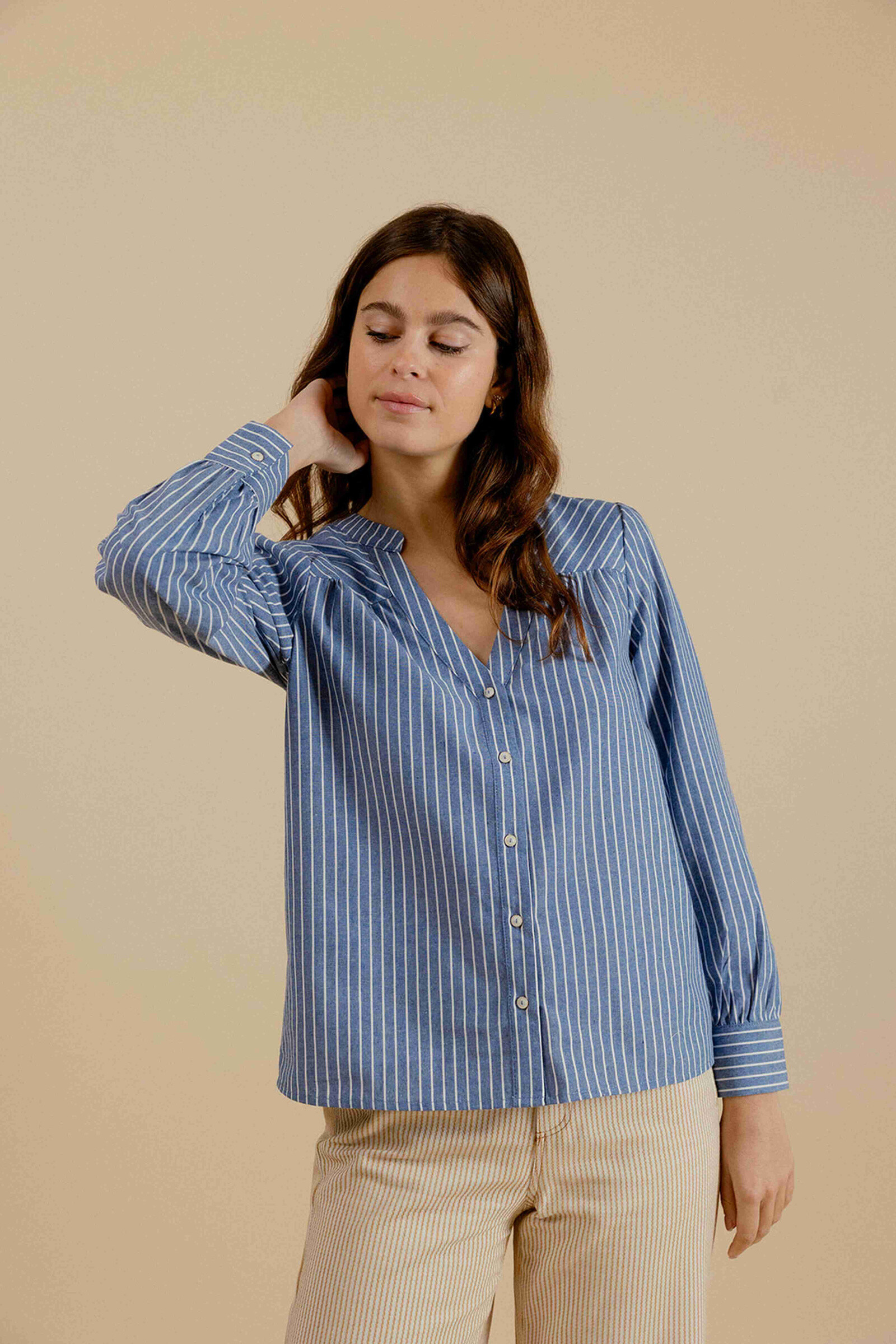 Wholesaler EMILIE K PRET A PORTER - Shirt, buttoned, a V -neck, and folds at the shoulders.