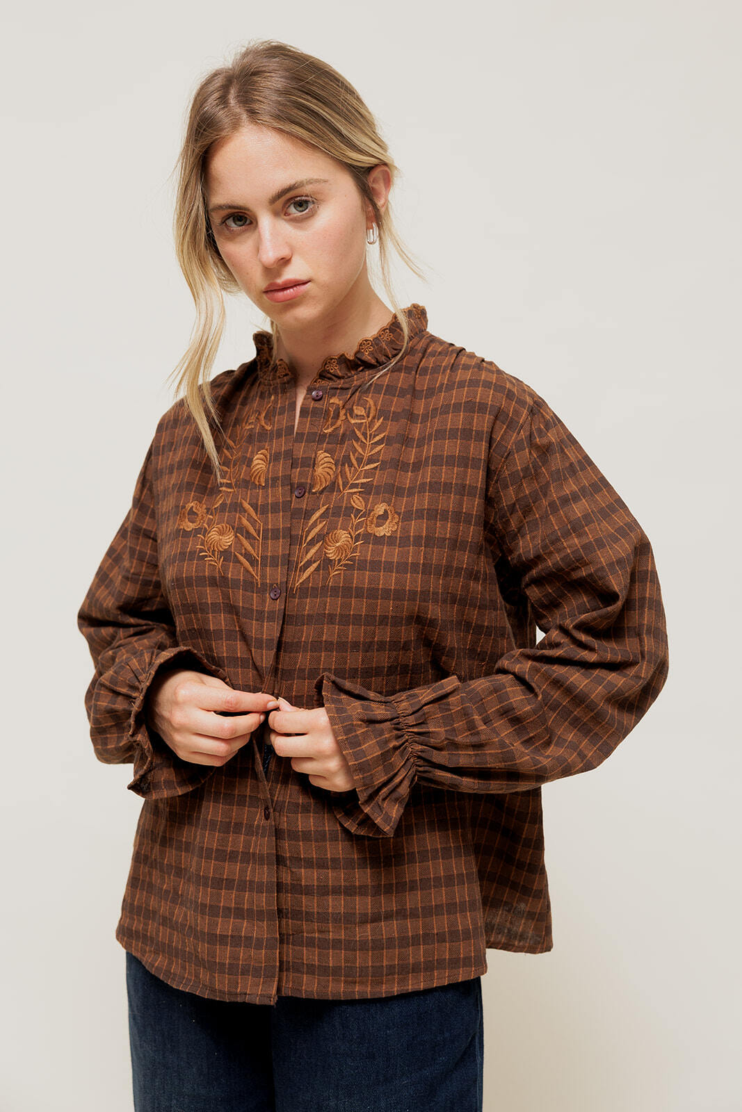 Grossiste EMILIE K PRET A PORTER - HELYSSA - Chemise à Carreaux et Grand Col Brodé