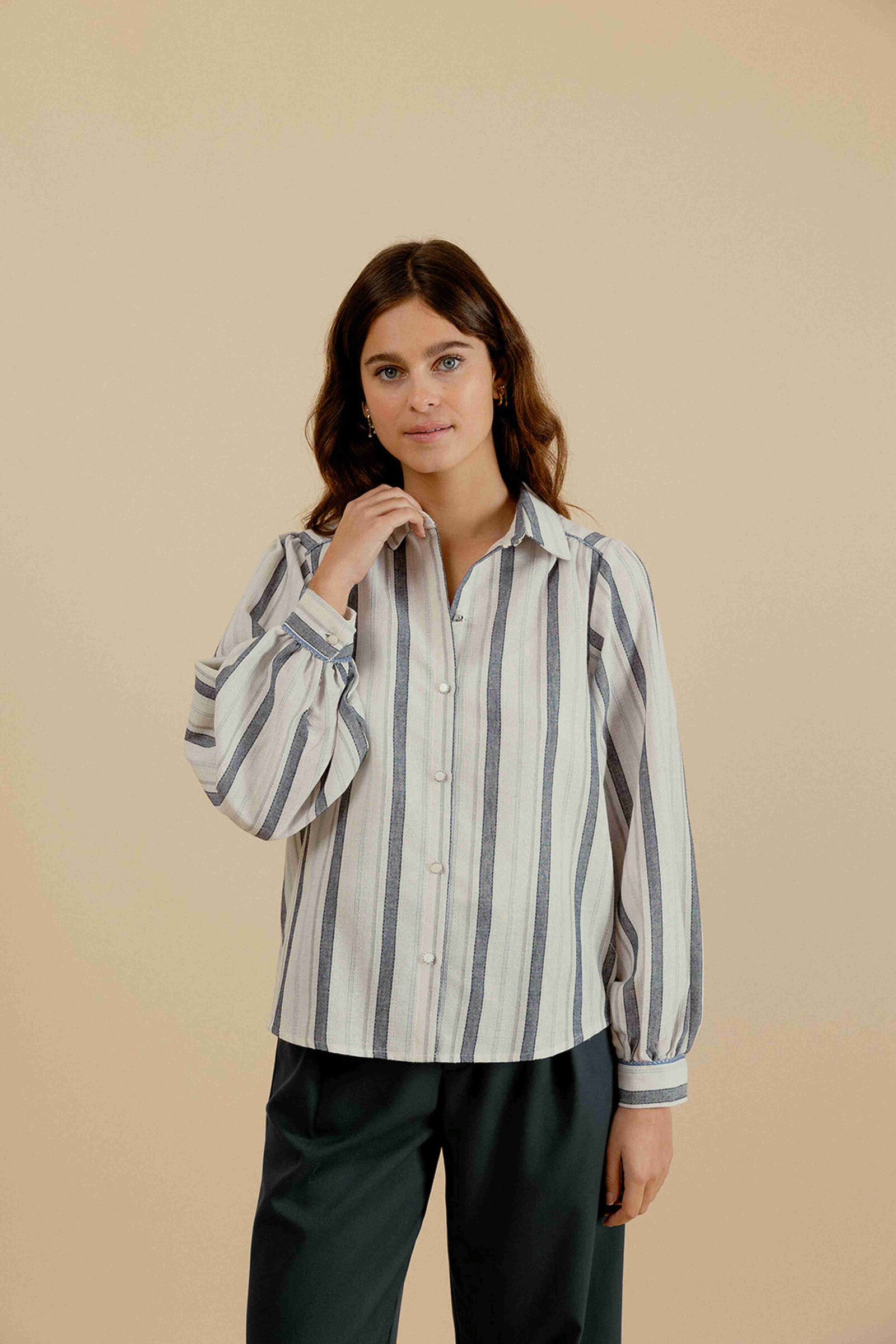 Wholesaler EMILIE K PRET A PORTER - Ample shirt, long puffing sleeves, classic collar.