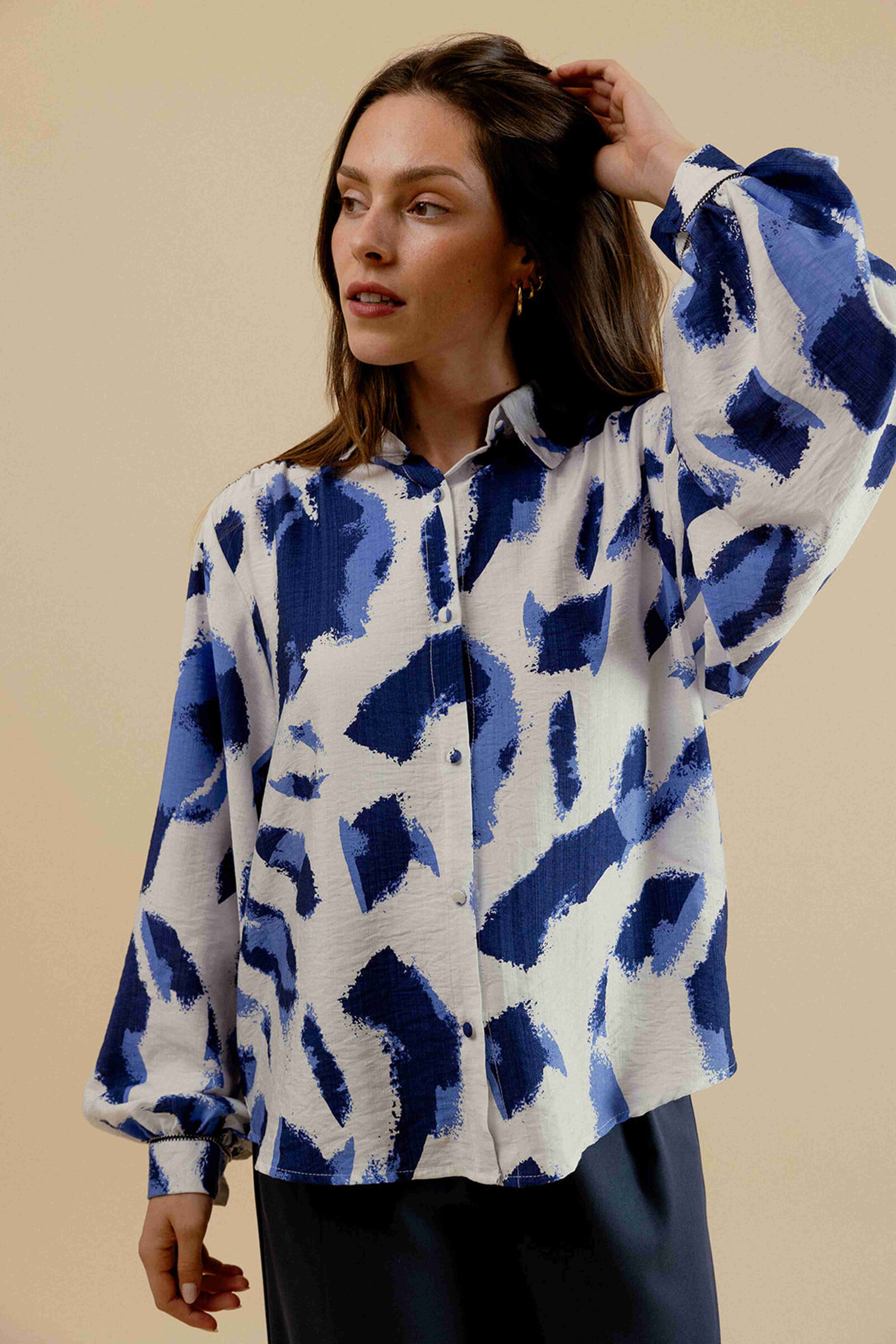 Wholesaler EMILIE K PRET A PORTER - Large shirt puffy sleeves, classic collar.