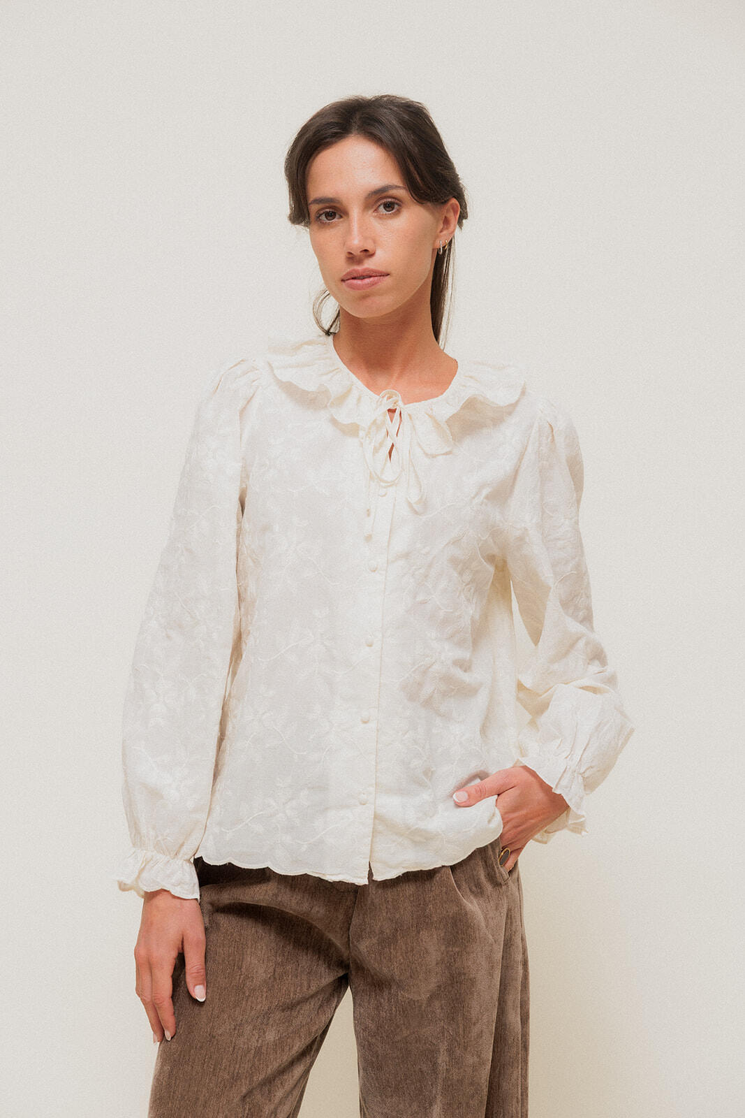 Grossiste EMILIE K PRET A PORTER - LORENCIA - Chemise e Brodée à Col Volanté