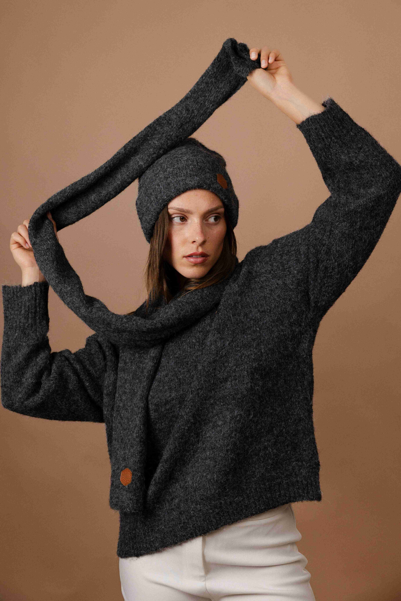 Wholesaler EMILIE K PRET A PORTER - EK Embroidered Logo Chunky Knit Long Scarf