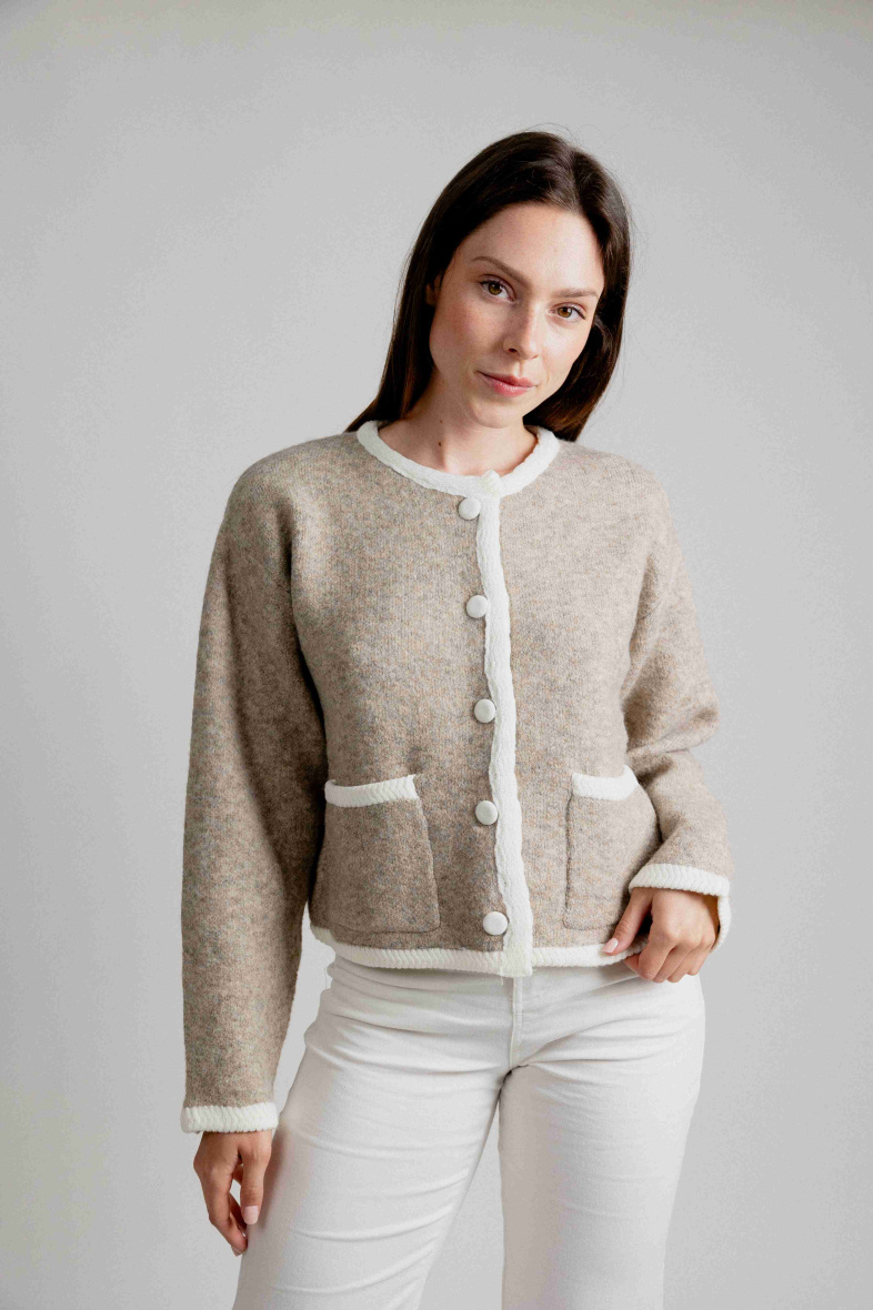 Wholesaler EMILIE K PRET A PORTER - Vest with two-tone ribbed edge and large button