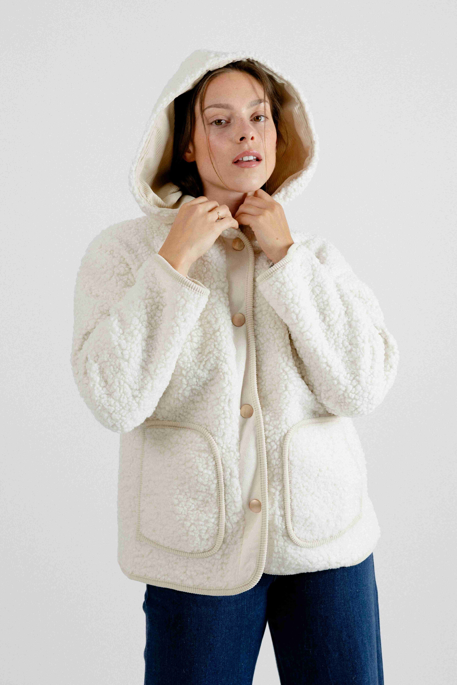 Wholesaler EMILIE K PRET A PORTER - Short ecru fur coat with snap button
