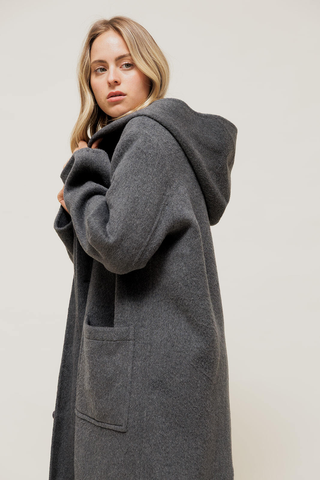 Grossiste EMILIE K PRET A PORTER - DORYSSA - Manteau Long en Laine à Capuche
