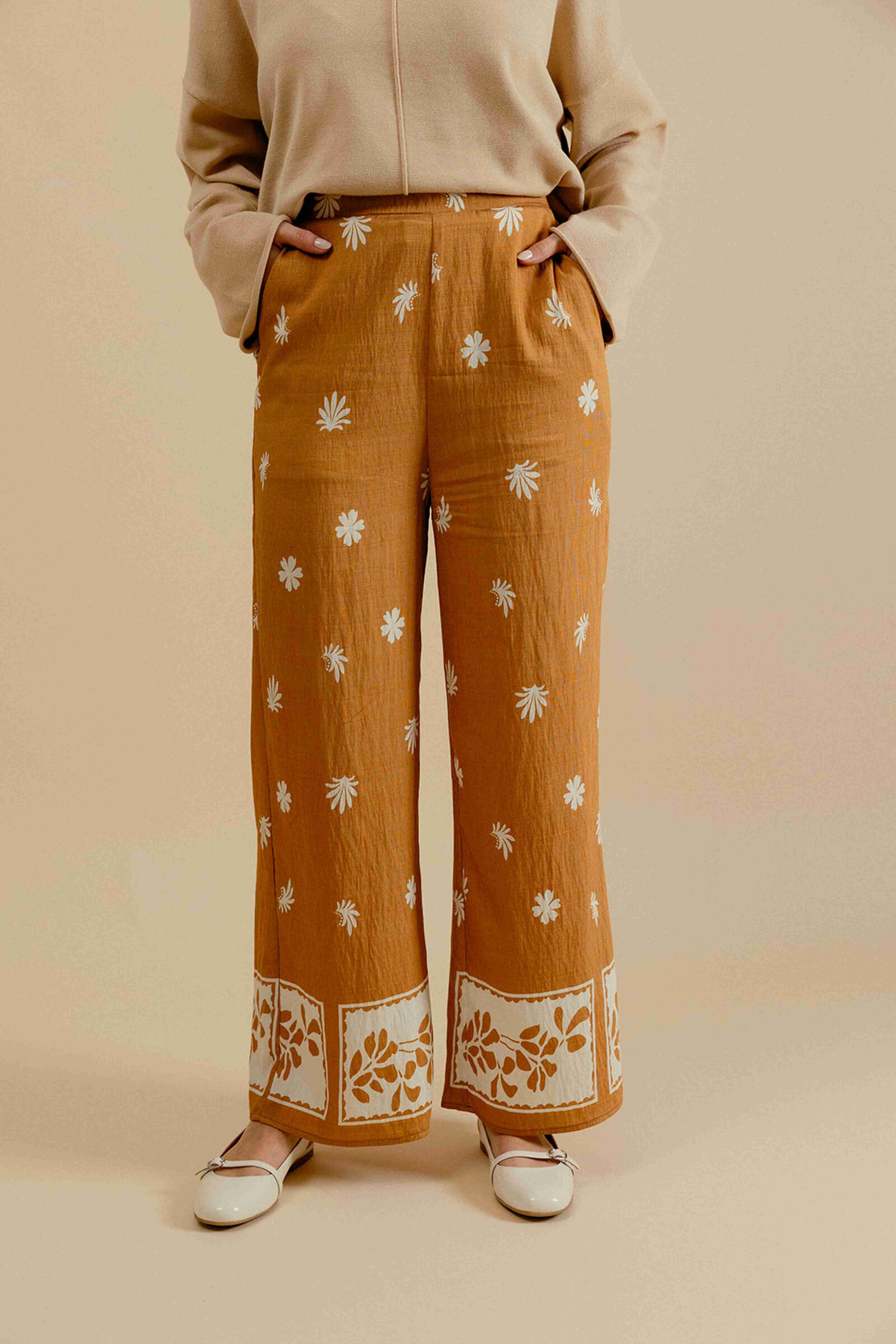 Wholesaler EMILIE K PRET A PORTER - Pants with a white floral print and elastic size