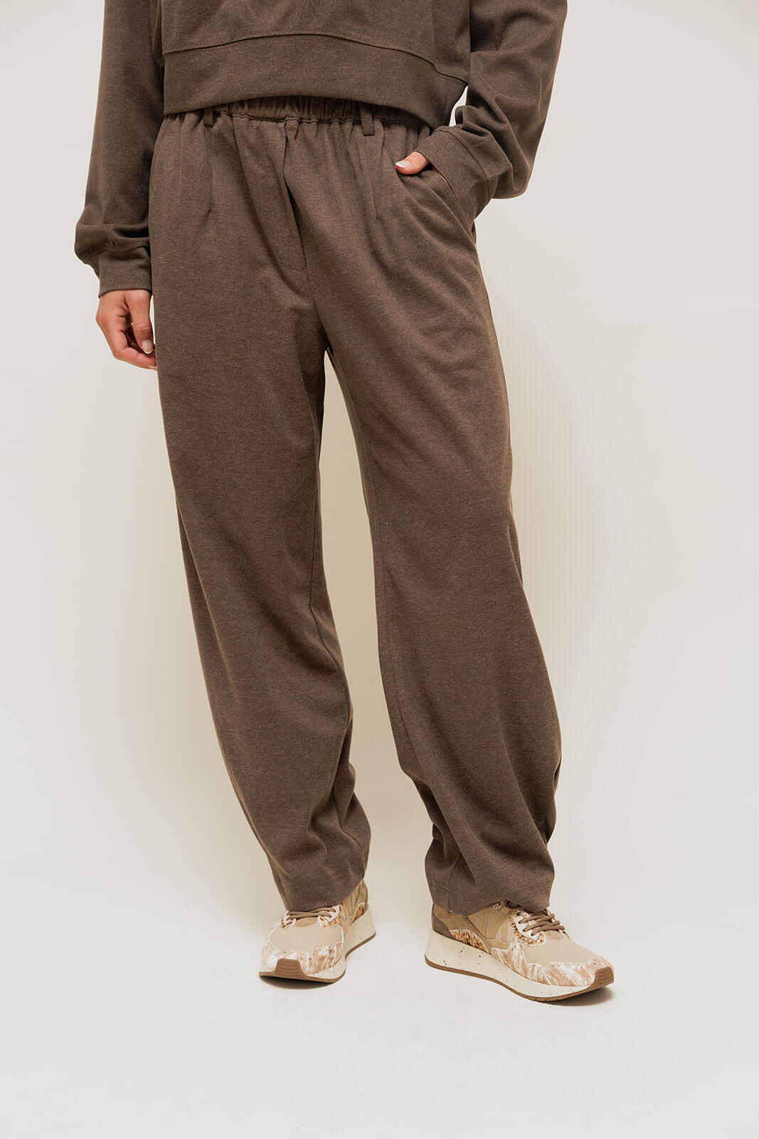 Grossiste EMILIE K PRET A PORTER - SELORIAH - Pantalon Coupe Large en Maille Sweat