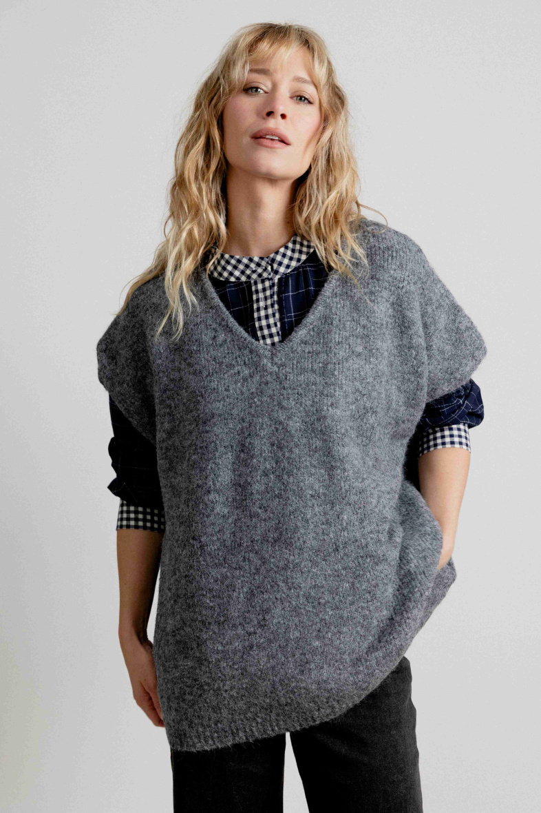 Wholesaler EMILIE K PRET A PORTER - Oversized sleeveless sweater with a V-neck