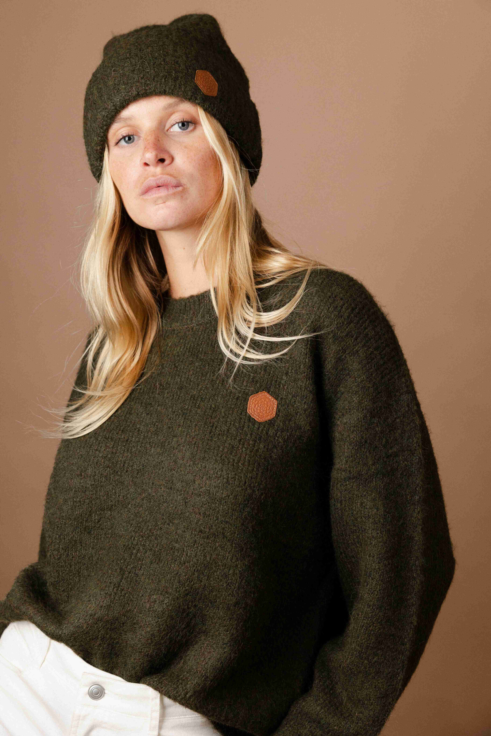 Wholesaler EMILIE K PRET A PORTER - Plain chunky knit sweater with EK embroidered logo