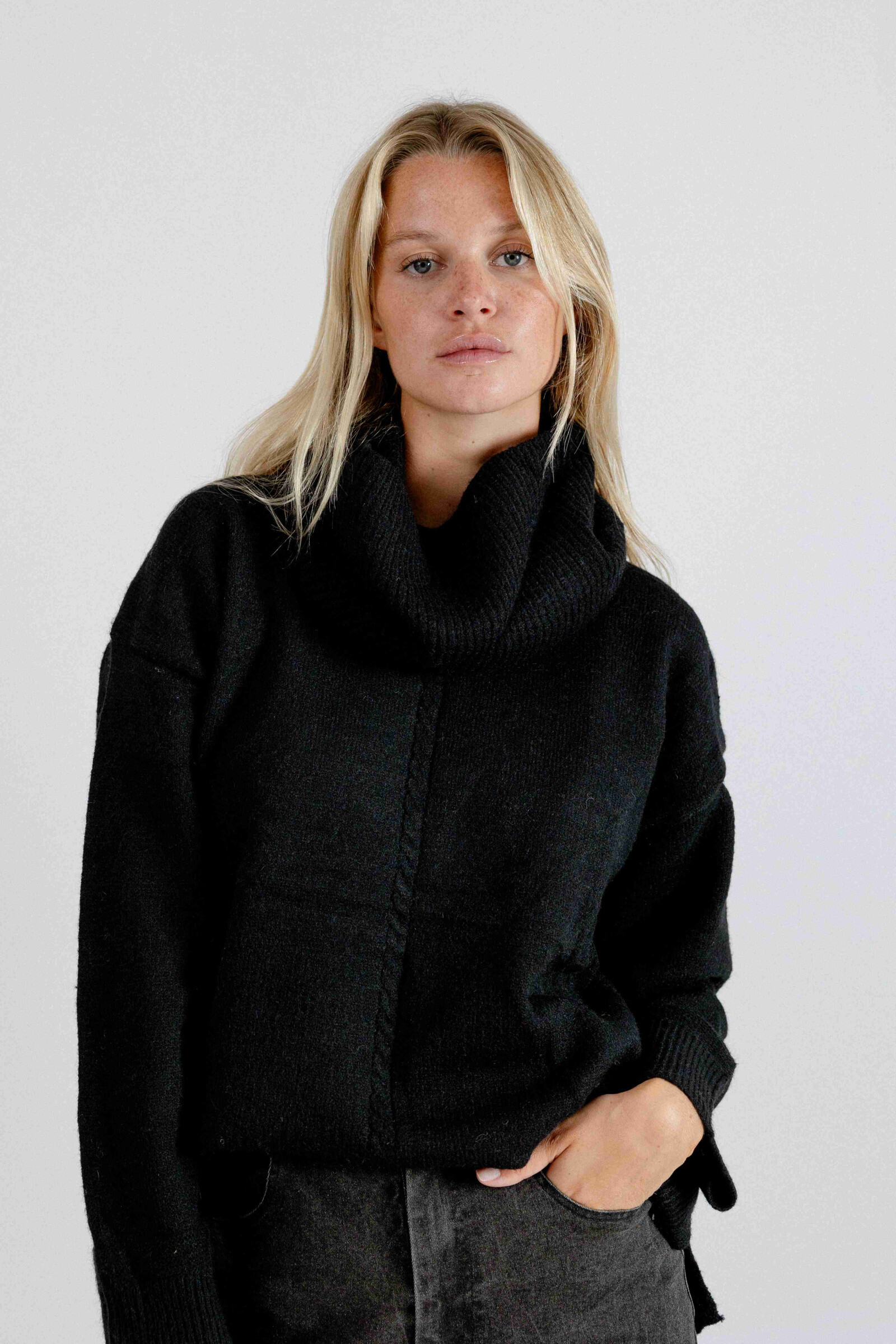 Wholesaler EMILIE K PRET A PORTER - Plain fine knit sweater with braided pattern and neck warmer