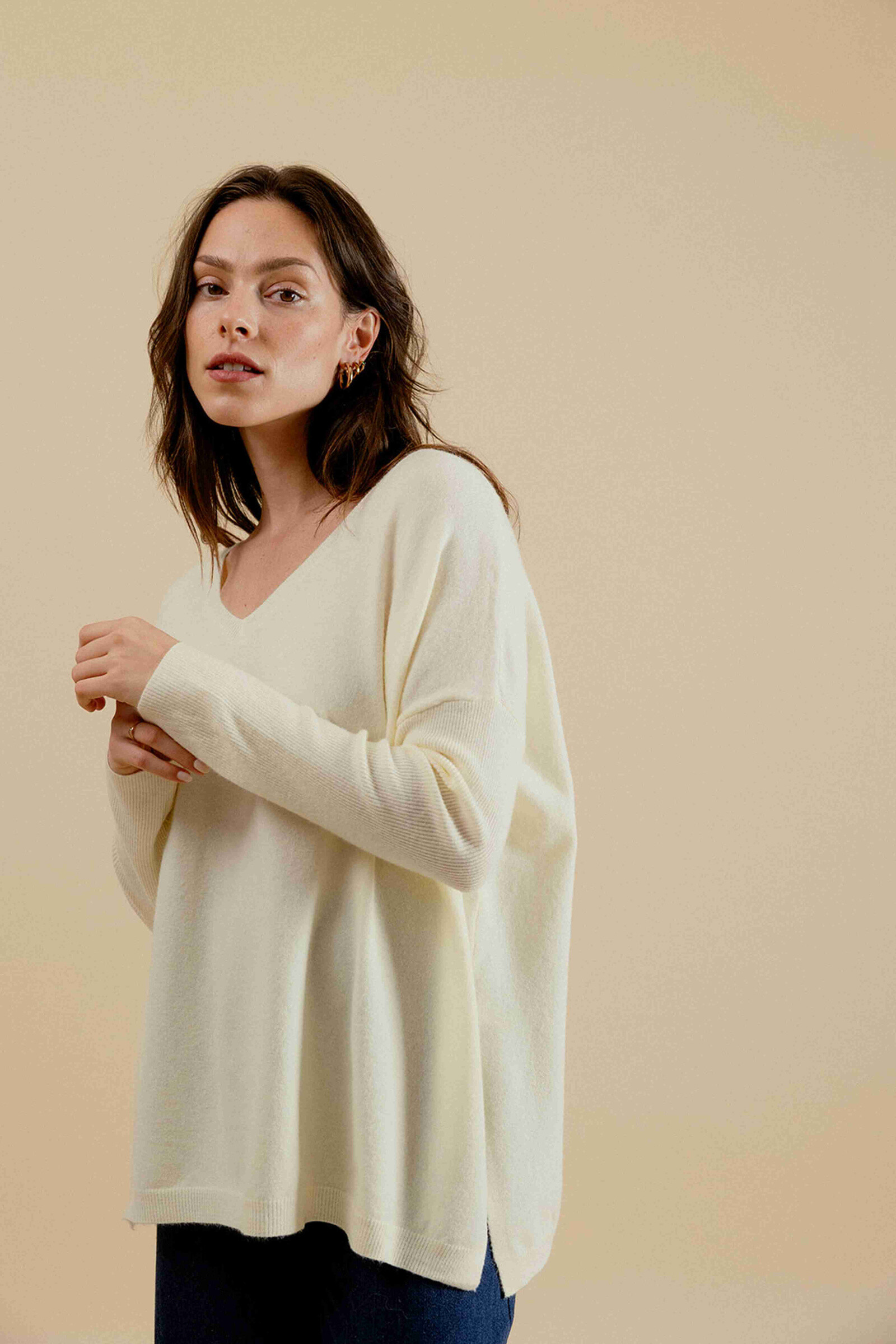 Wholesaler EMILIE K PRET A PORTER - Oversize blue united sweater, with V neckline and sock sleeves.