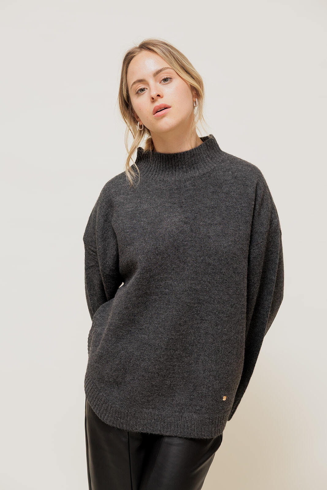 Grossiste EMILIE K PRET A PORTER - CALYORA - Pull Col Haut & Bas Arrondi