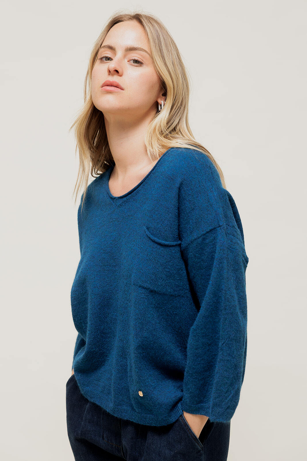 Grossiste EMILIE K PRET A PORTER - BERINA - Pull Col V à Manches 3/4 et Poche Poitrine