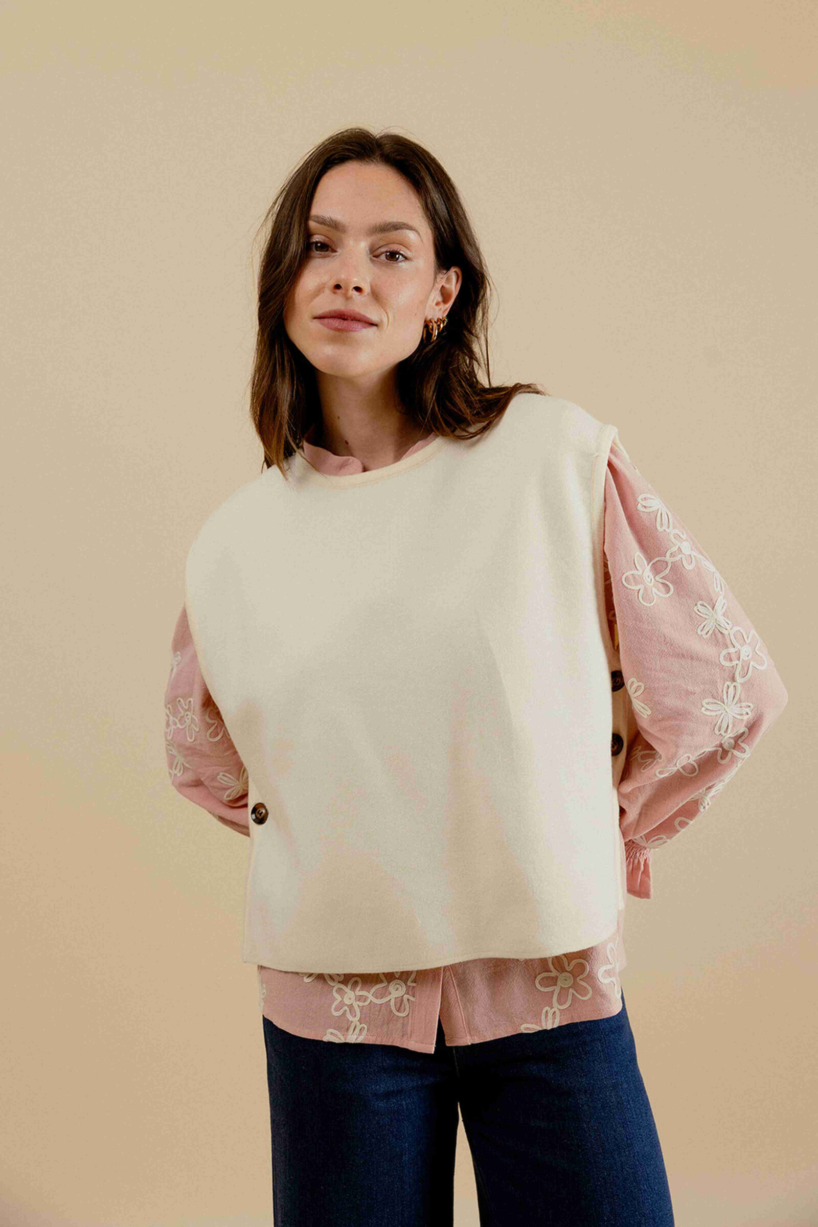 Wholesaler EMILIE K PRET A PORTER - Foundless beige sweater in the round neck with buttons on the sides
