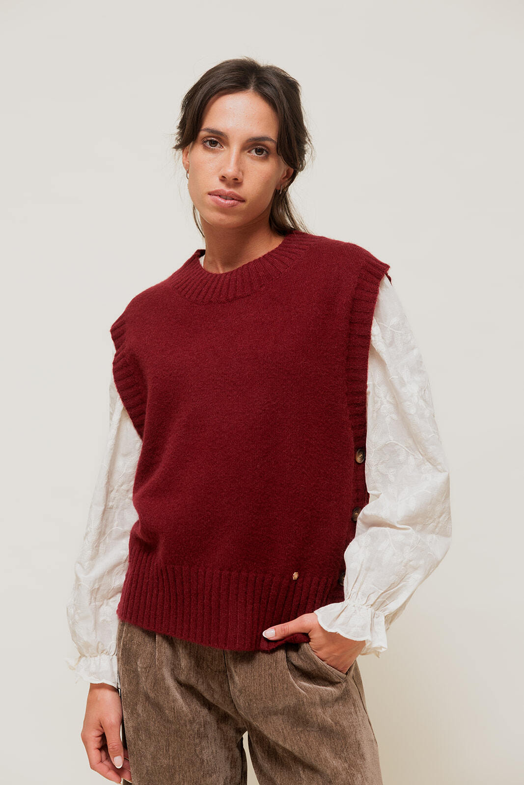 Grossiste EMILIE K PRET A PORTER - HELYNE - Pull Sans Manches à Boutons Latéraux