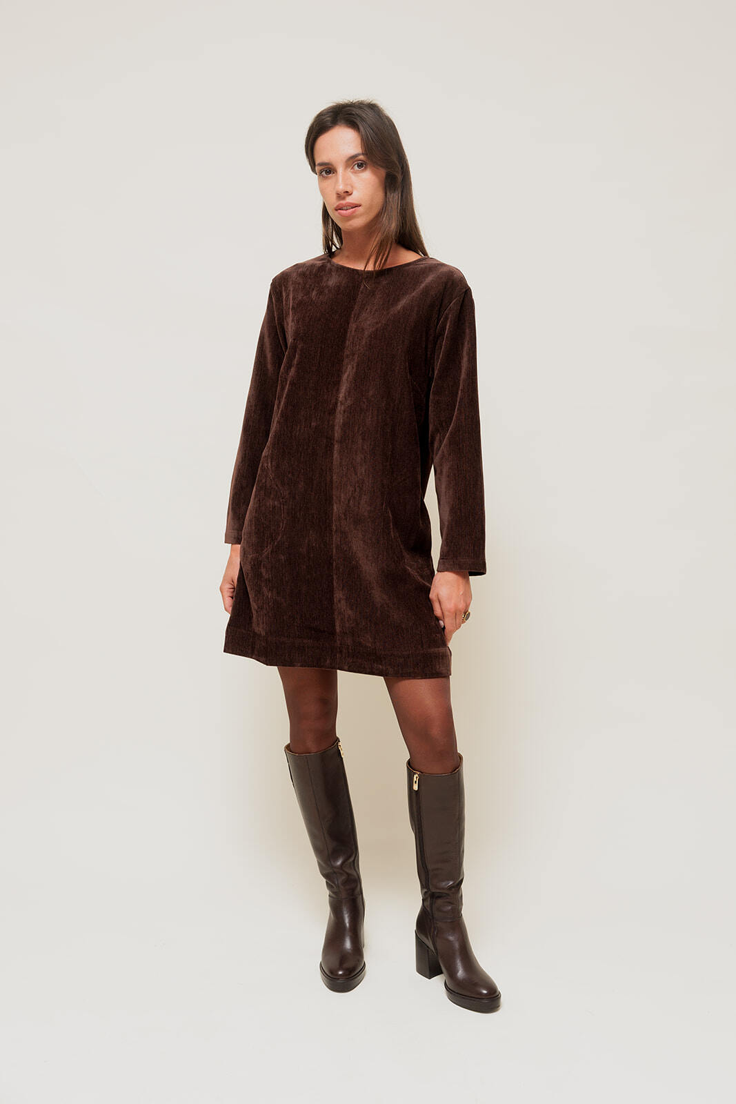 Grossiste EMILIE K PRET A PORTER - LORINE - Robe Courte Effet Velours à Manches Longues