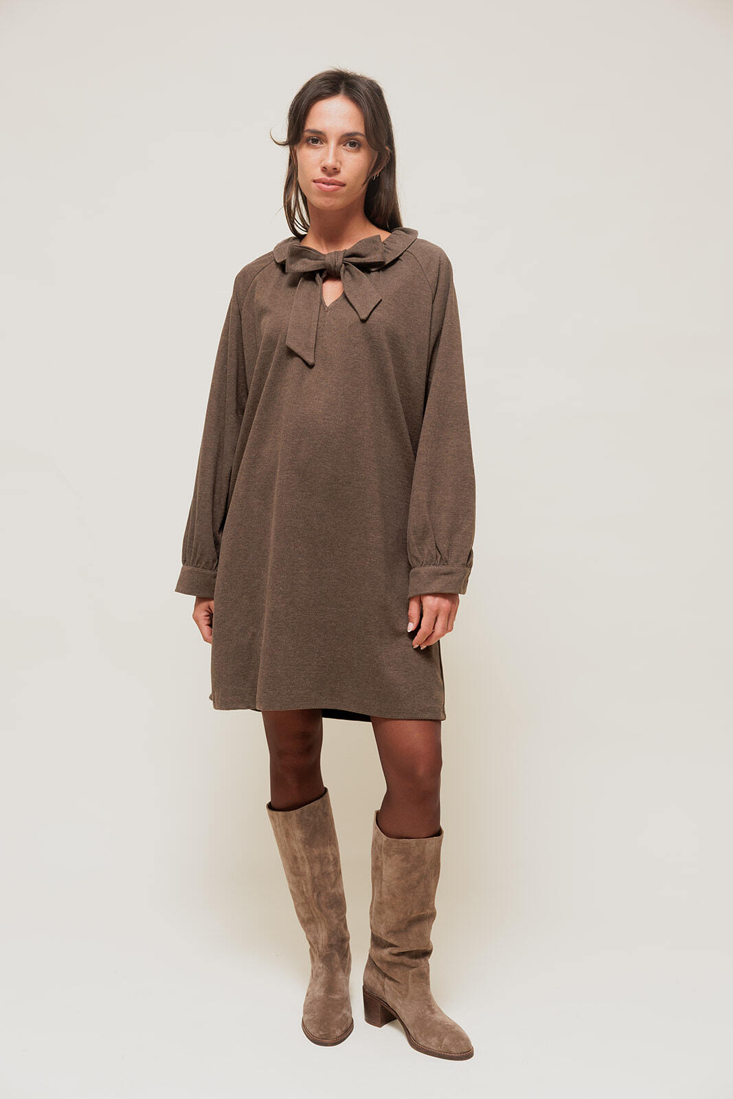Grossiste EMILIE K PRET A PORTER - SORAYE - Robe Courte en Maille Sweat à Col Lavallière