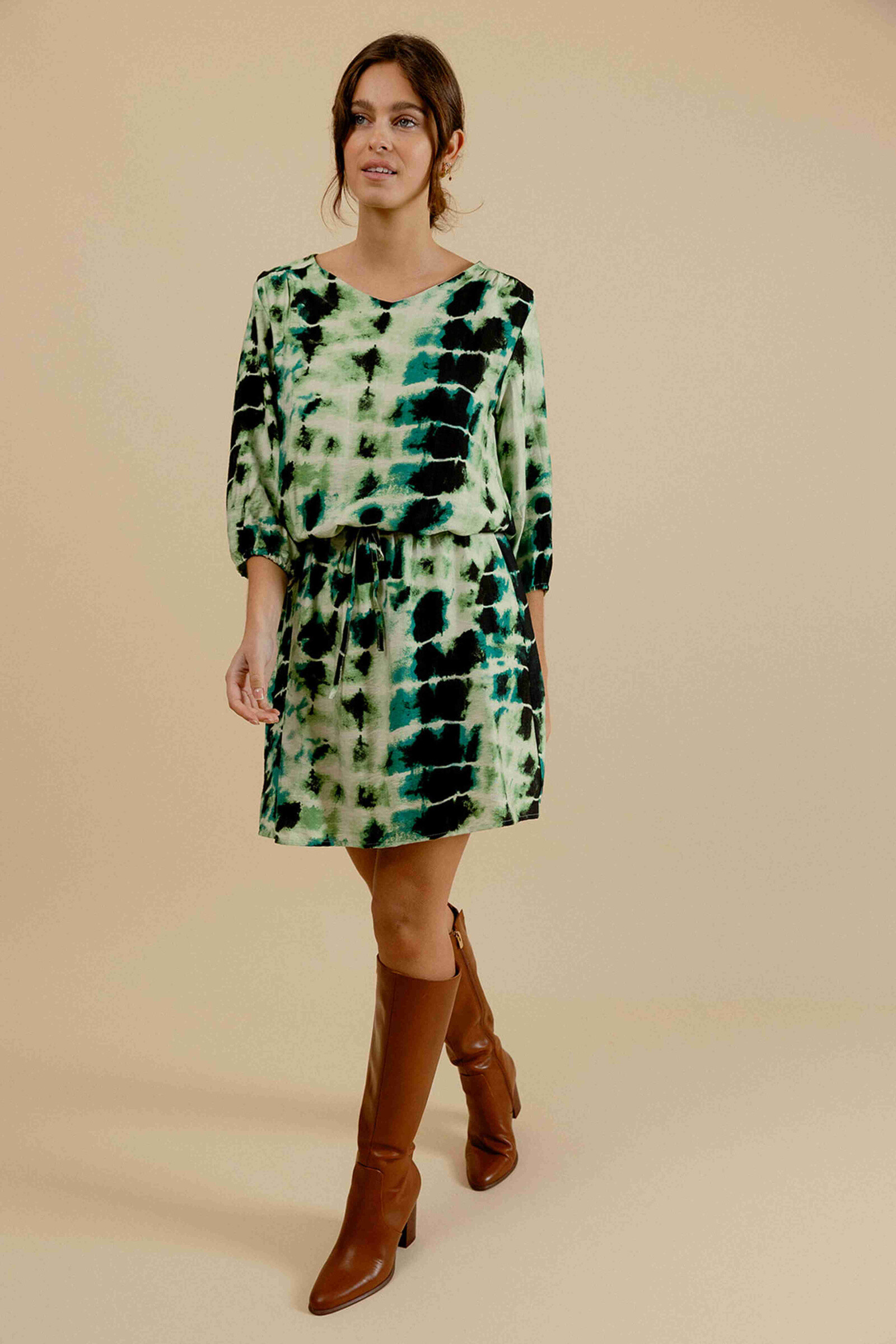 Wholesaler EMILIE K PRET A PORTER - Short dress, patterned fluid with a boat pass and 3/4 sleeves.