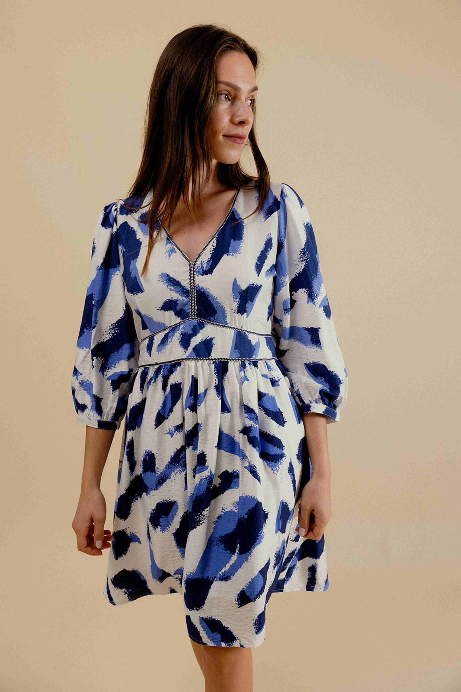 Wholesaler EMILIE K PRET A PORTER - Fluid and light dress, short with patterns, V -neck and 3/4 handle.