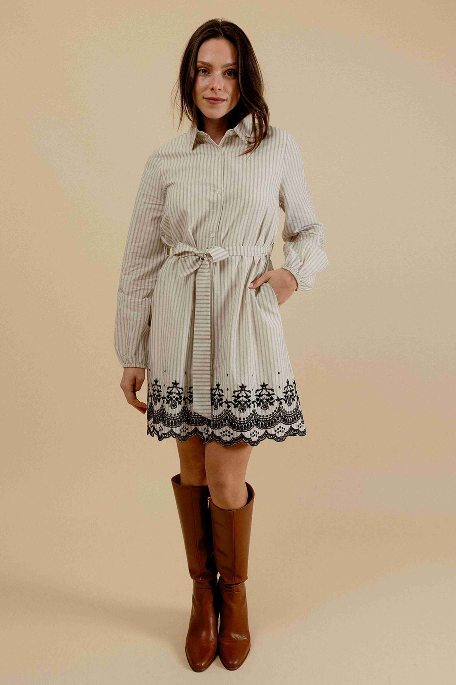 Wholesaler EMILIE K PRET A PORTER - Striped shirt dress, knotting belt, black embroidery on the hem.