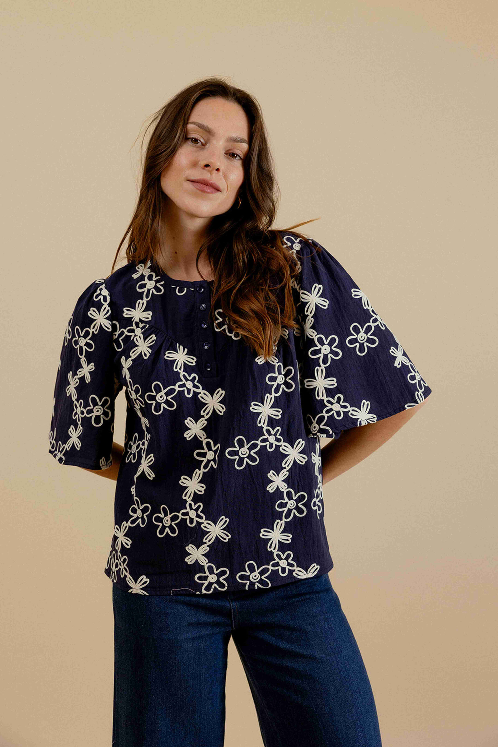 Wholesaler EMILIE K PRET A PORTER - Ample blouse, with short sleeves and a embroidered floral print.