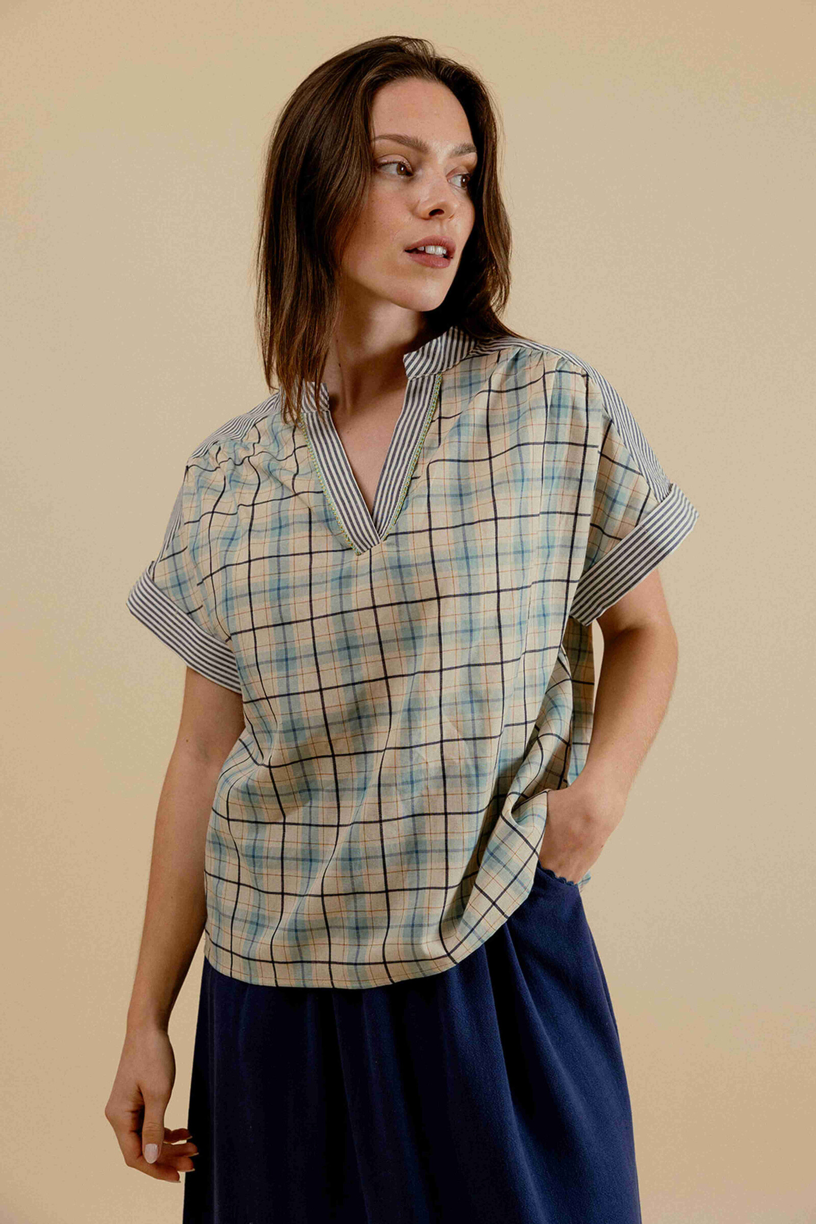 Wholesaler EMILIE K PRET A PORTER - V -neck blouse, short sleeves with contrasting striped lapels.