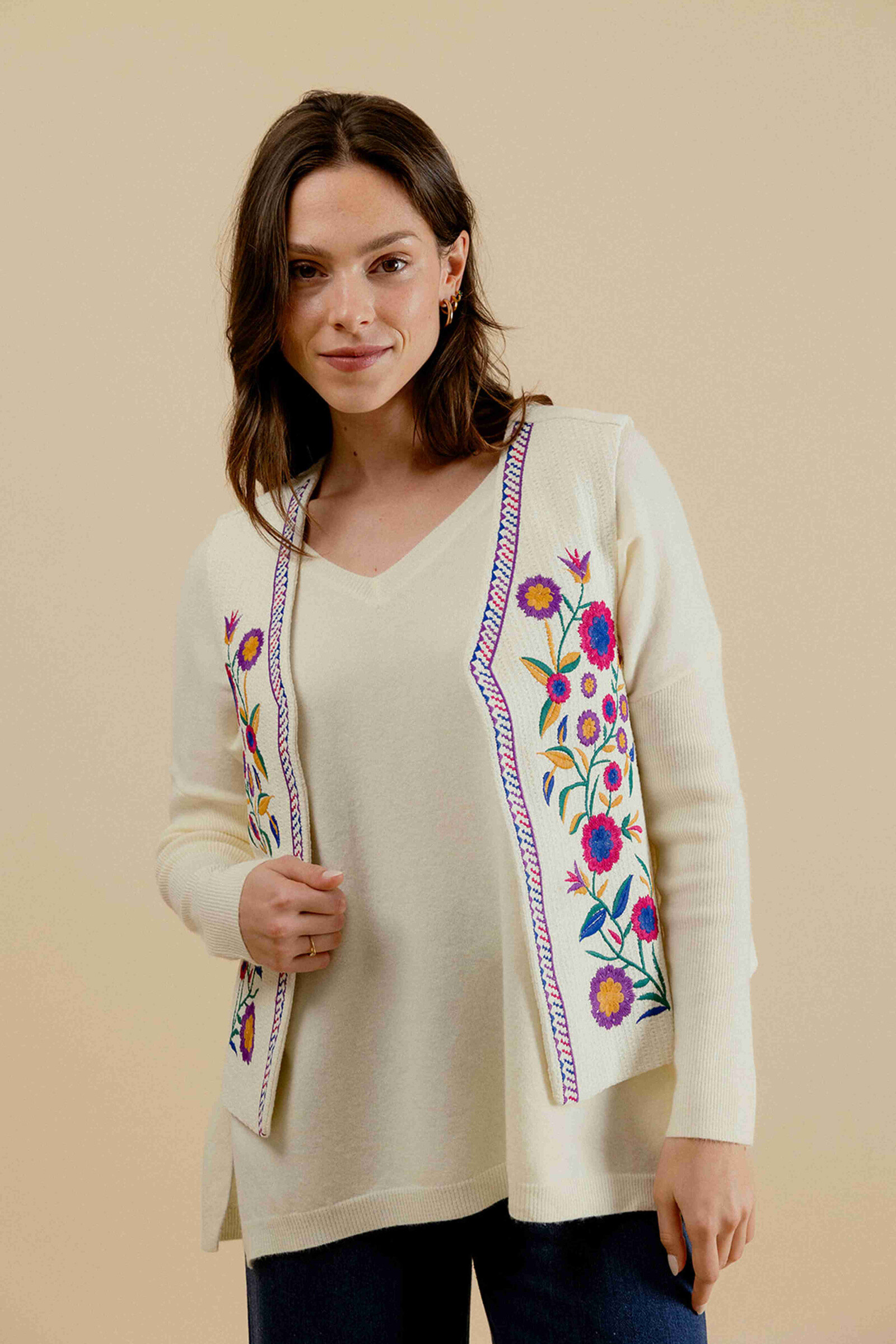 Wholesaler EMILIE K PRET A PORTER - Jacket decorated with colored floral embroidery and a decorative border.