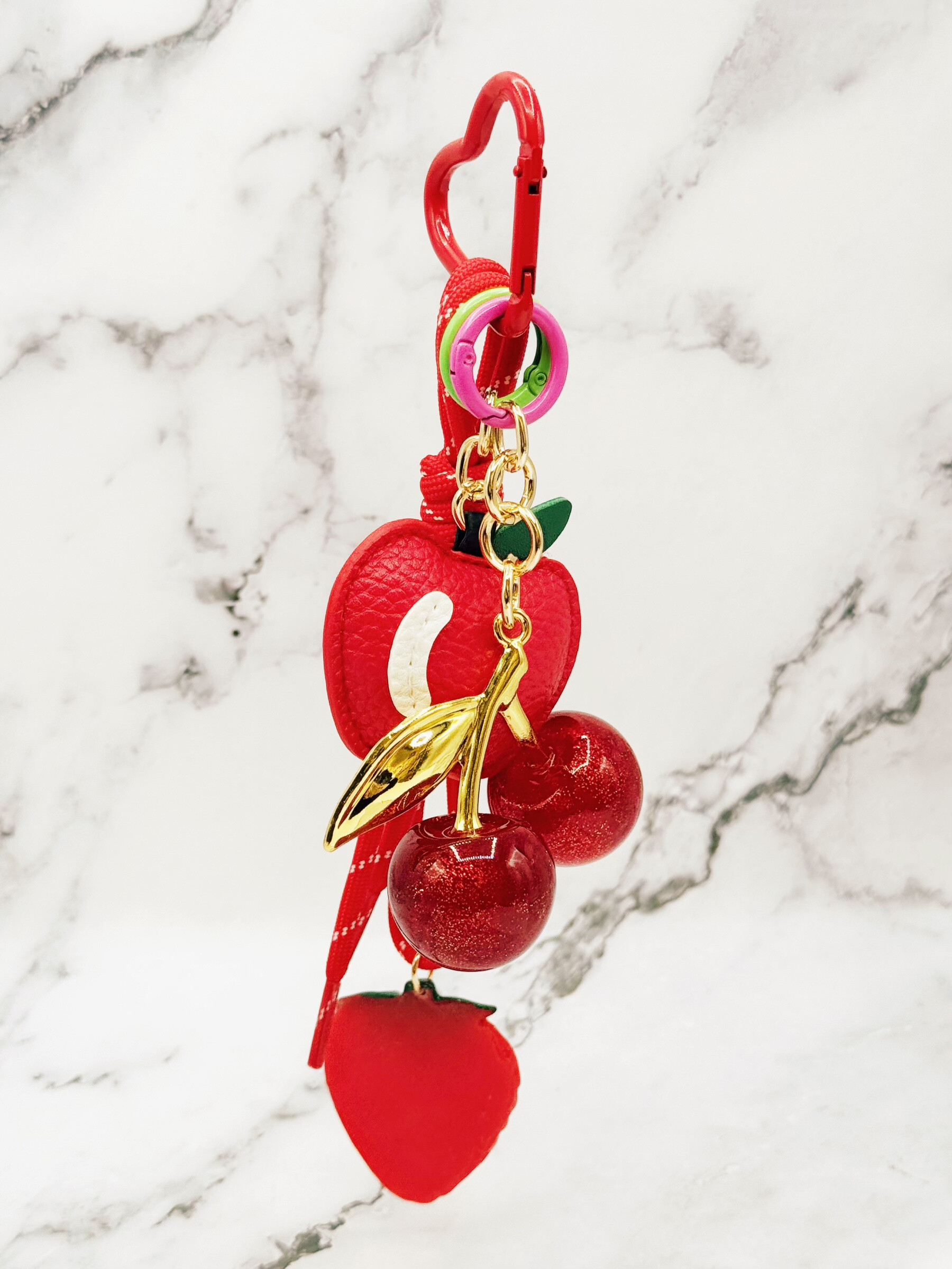 Grossiste Emily - Accessoire Sac/Porte Clés Couleur Fruits Rouges