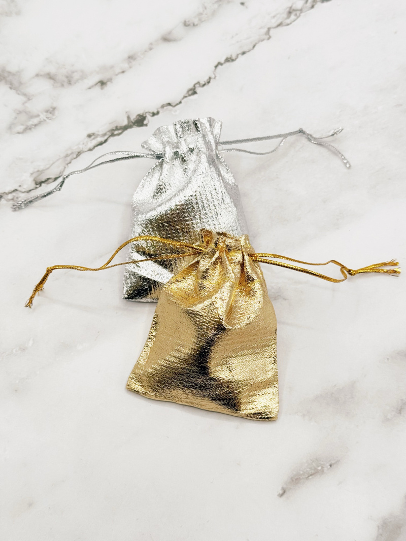 Grossiste Emily - 100 pochons en tissu brillant