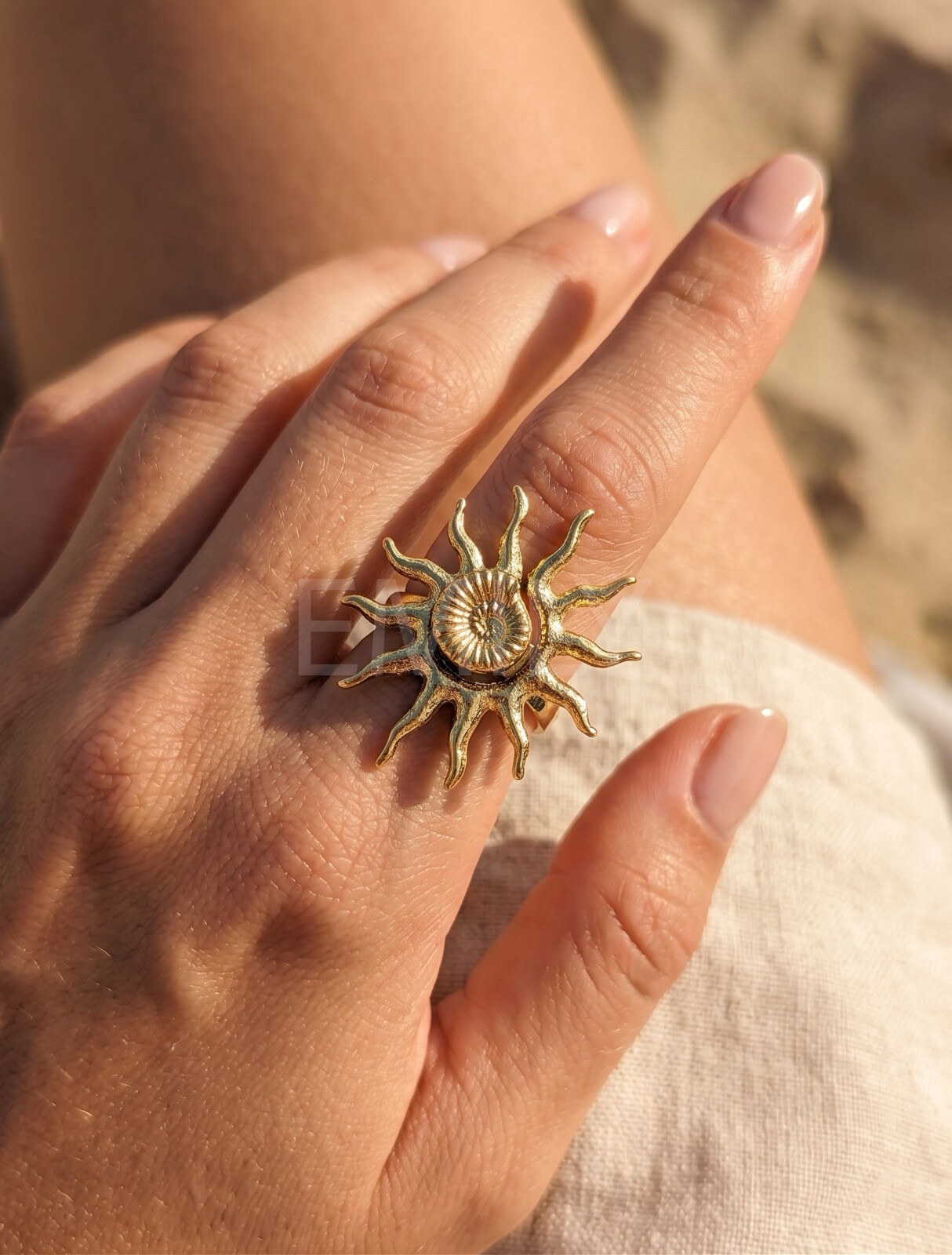 Grossiste Emily - Bague en acier inoxydable ajustable doré Soleil coquillage