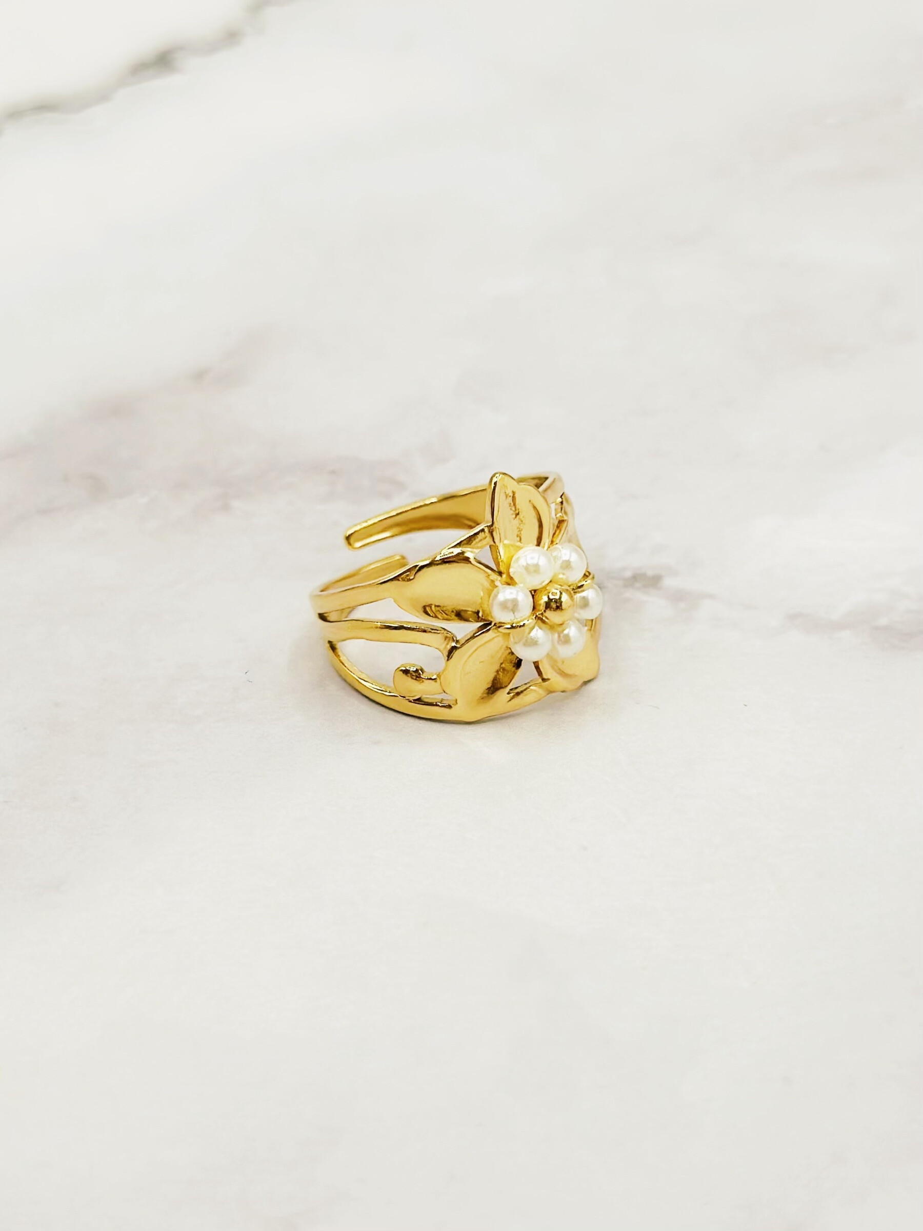 Grossiste Emily - Bague en acier inoxydable ajustable Fleurs Perle