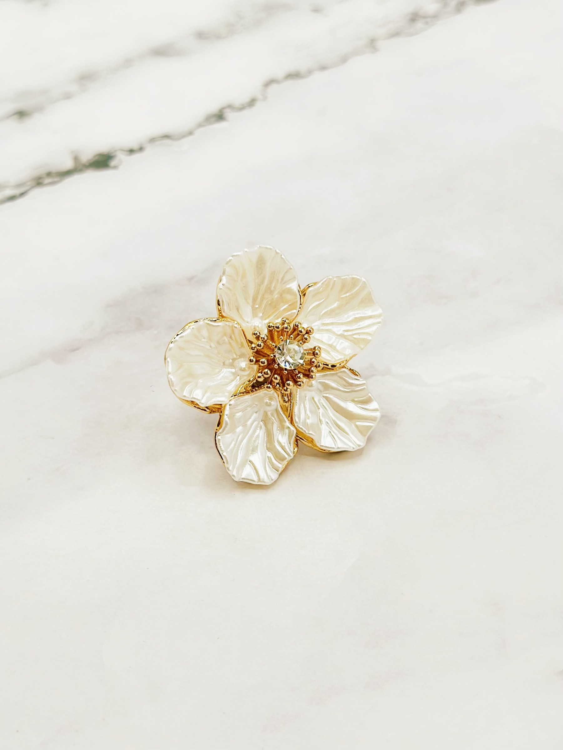 Grossista Emily - Anello regolabile in acciaio inossidabile con fiore di madreperla