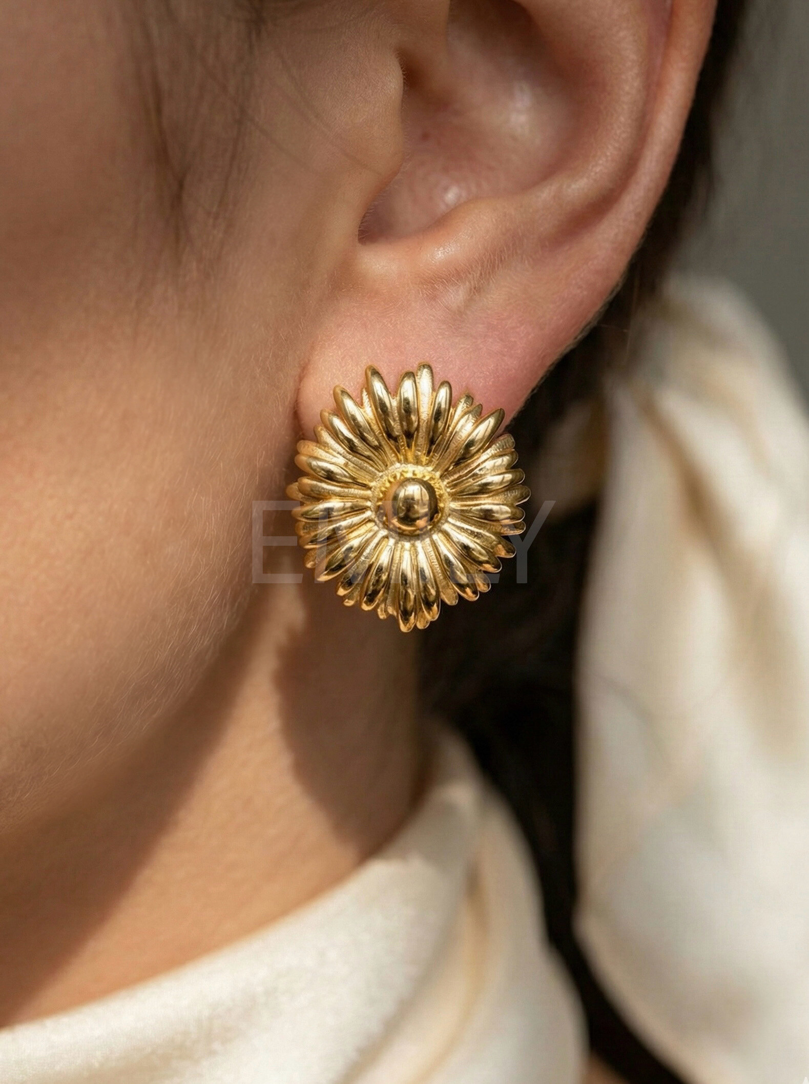 Mayorista Emily - Pendientes de flor de acero inoxidable dorado