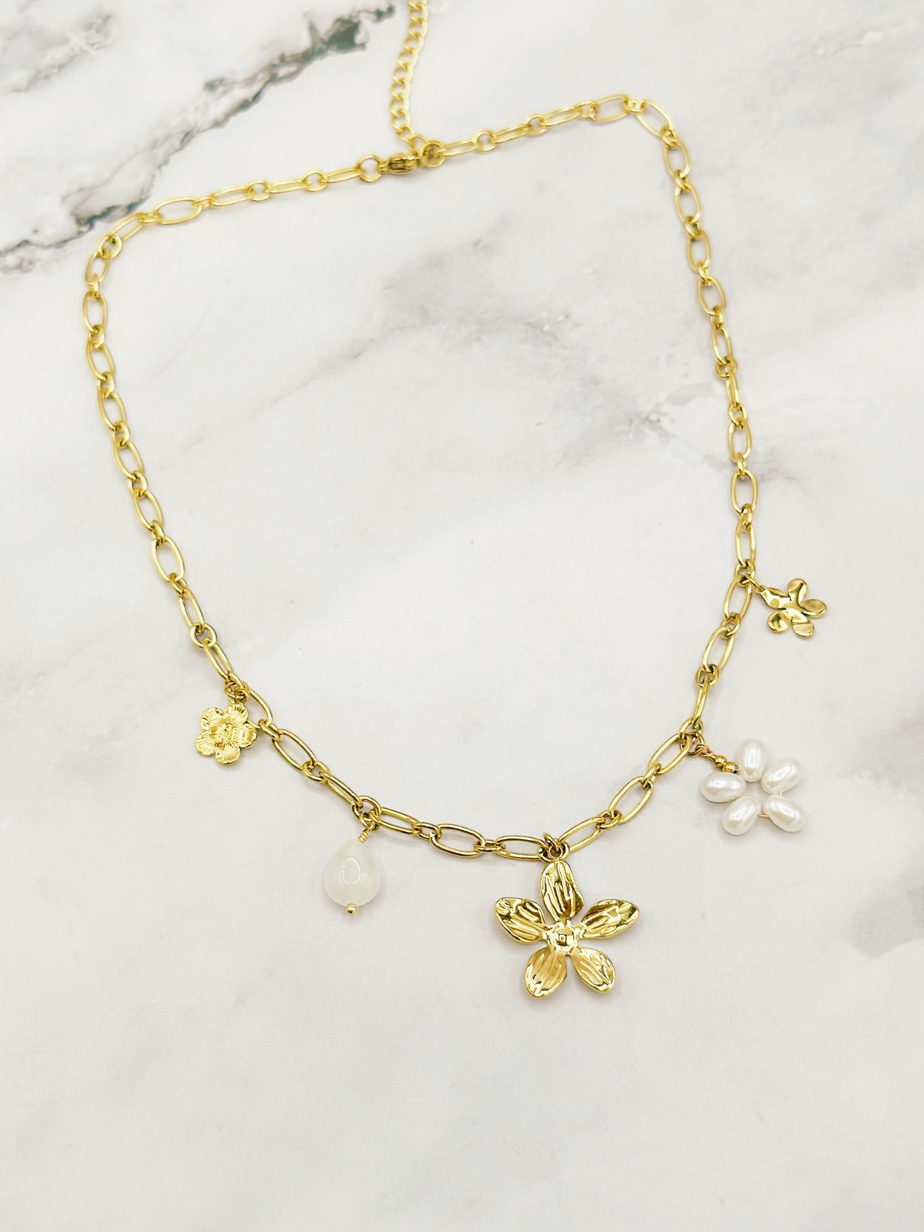Grossiste Emily - Collier ajustable en acier inoxydable Charms Floraux
