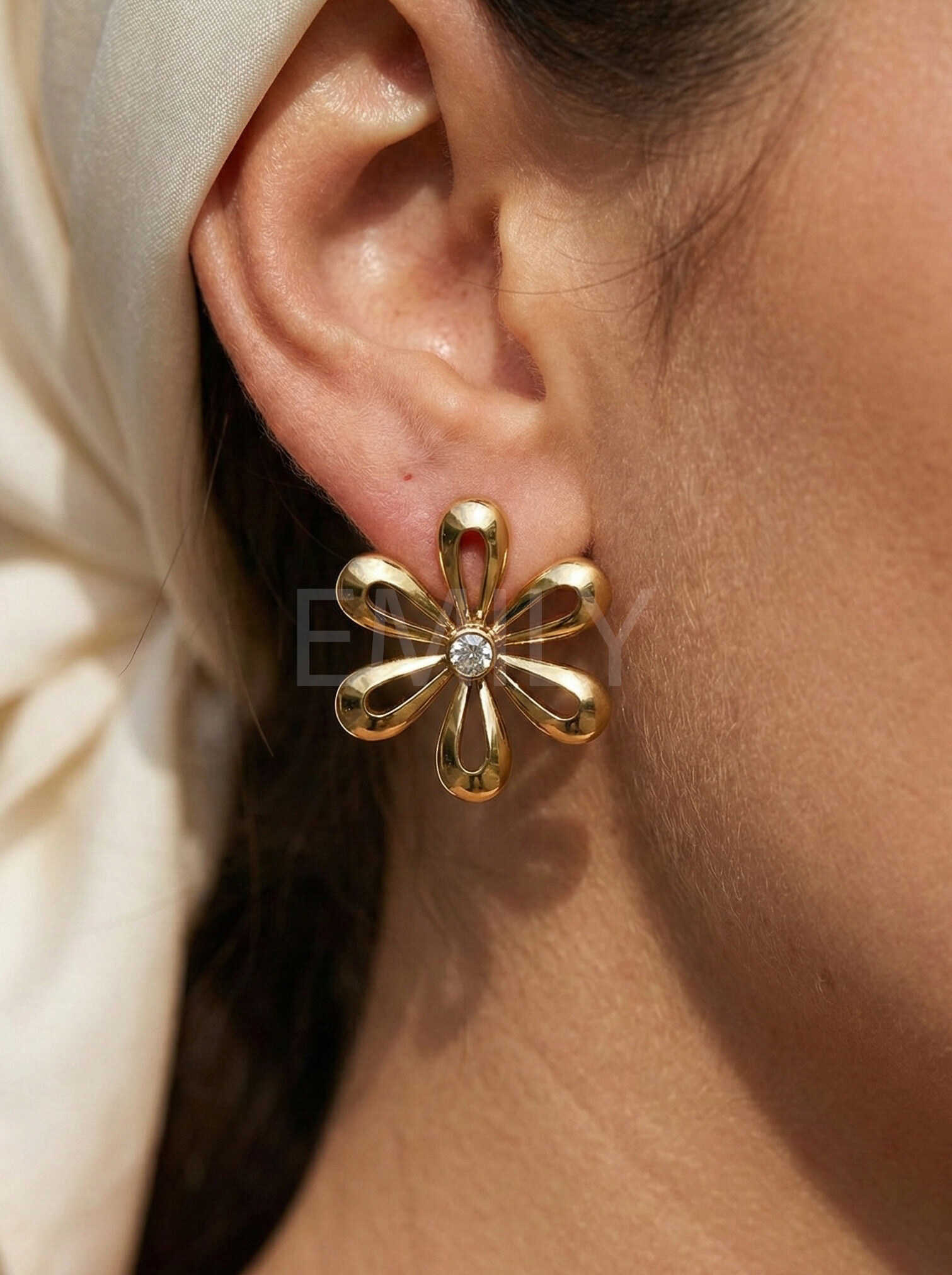 Mayorista Emily - Pendientes de flor de acero inoxidable dorado